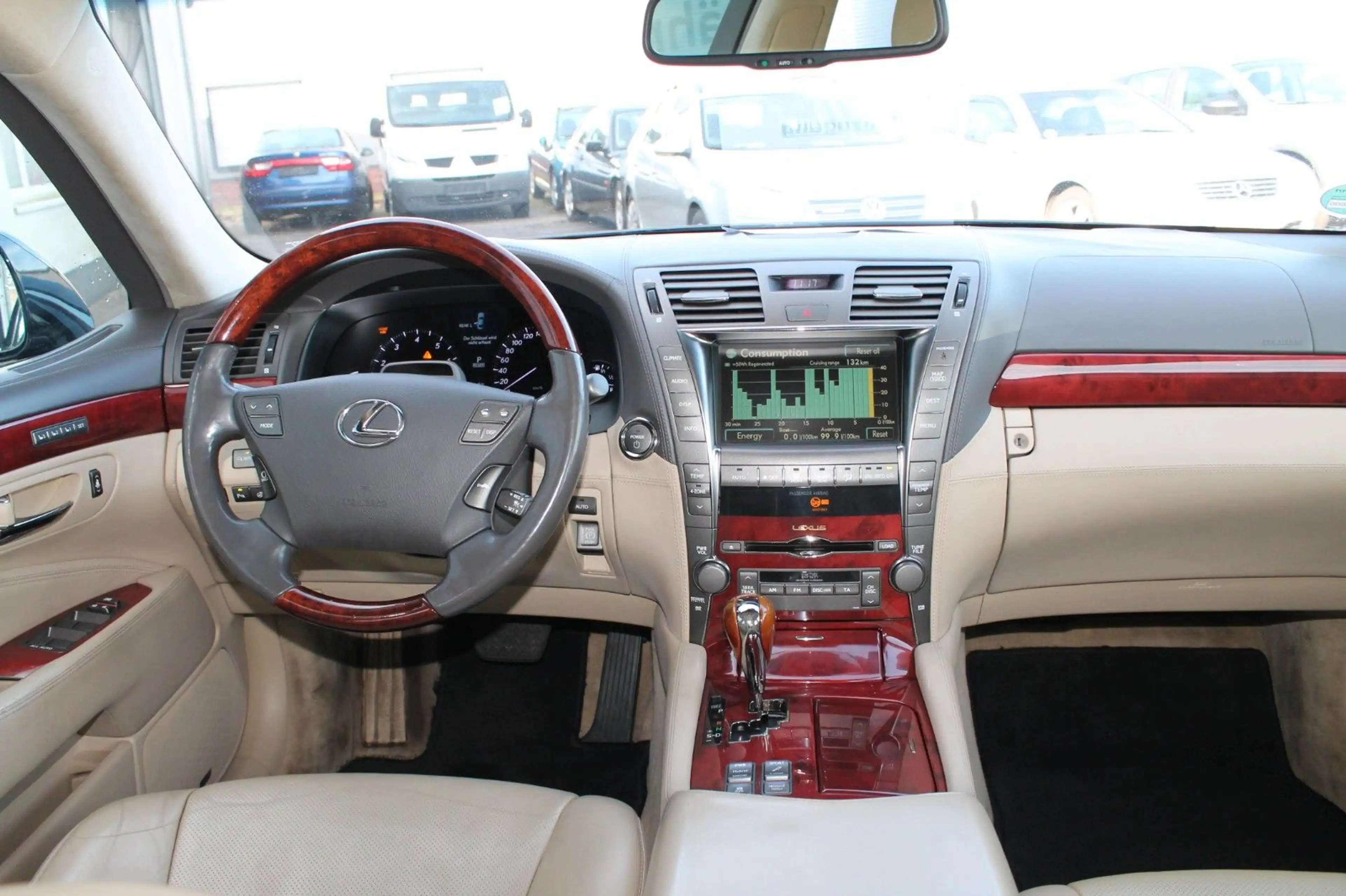 Lexus LS 600 h — photo 13