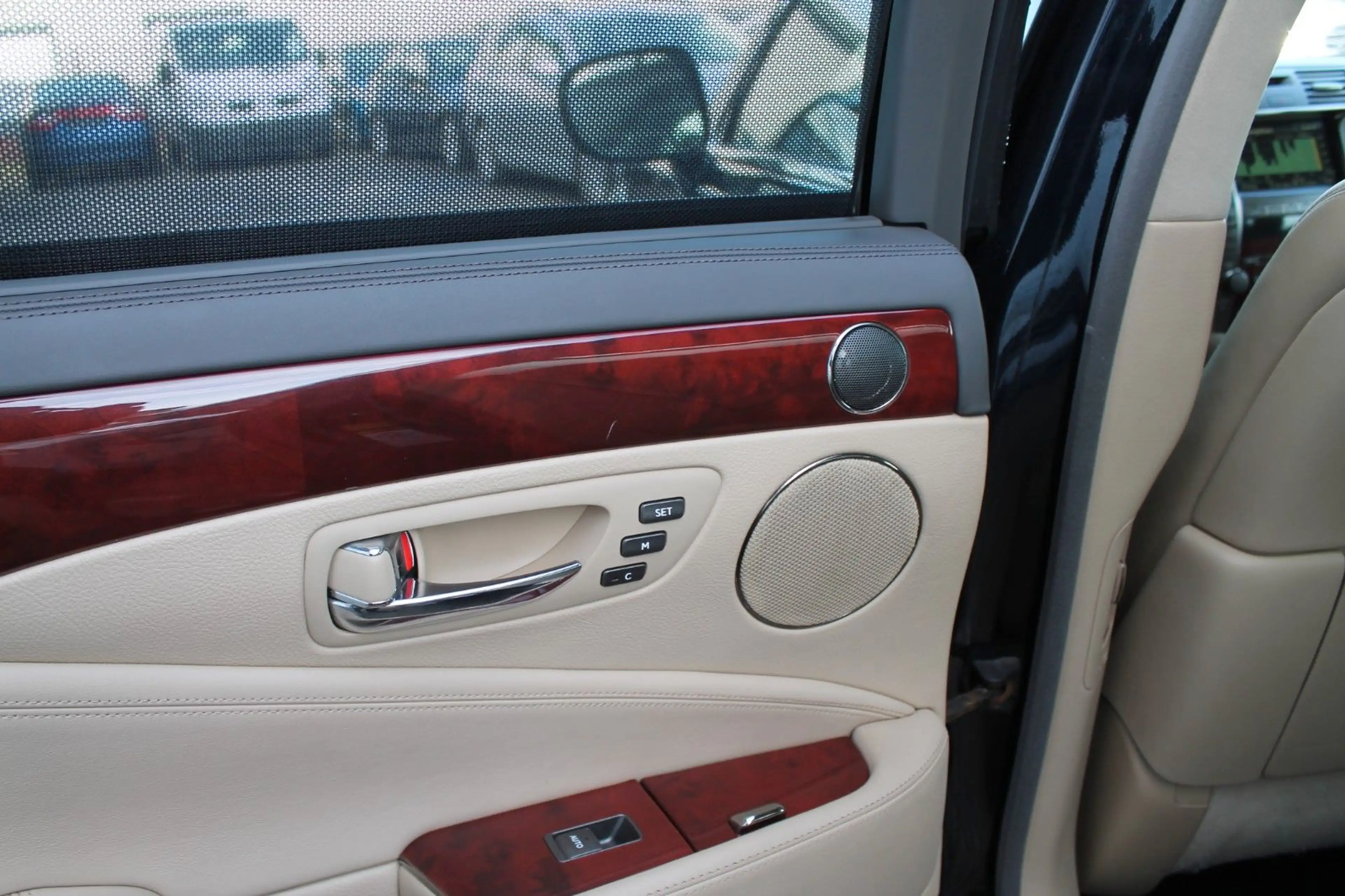 Lexus LS 600 h — photo 12