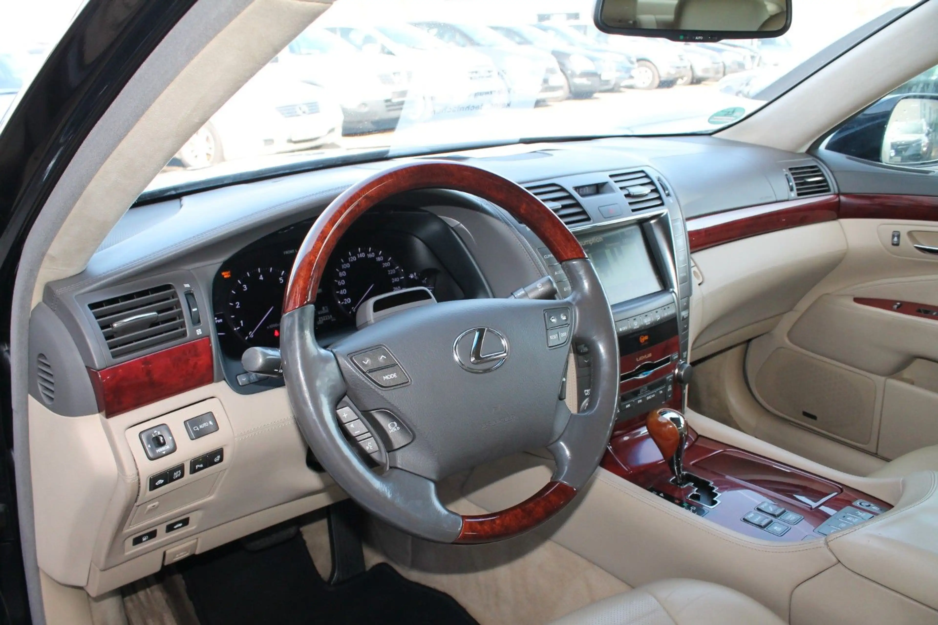 Lexus LS 600 h — photo 15