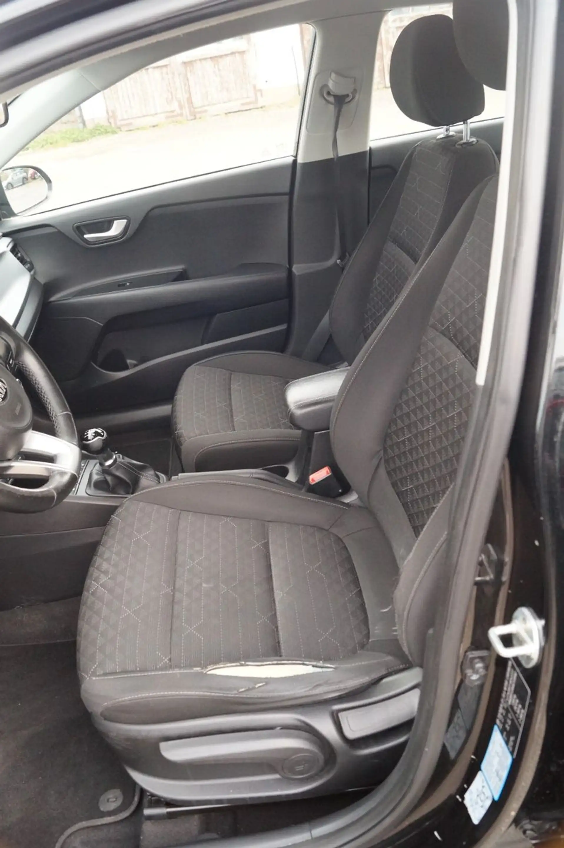 Kia Rio — photo 11