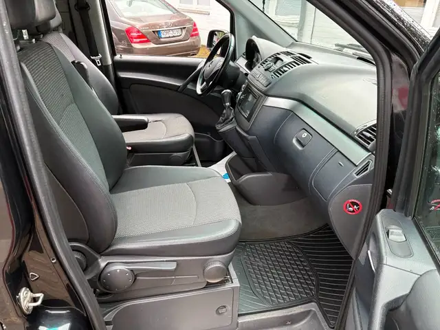 Mercedes-Benz Viano view 15