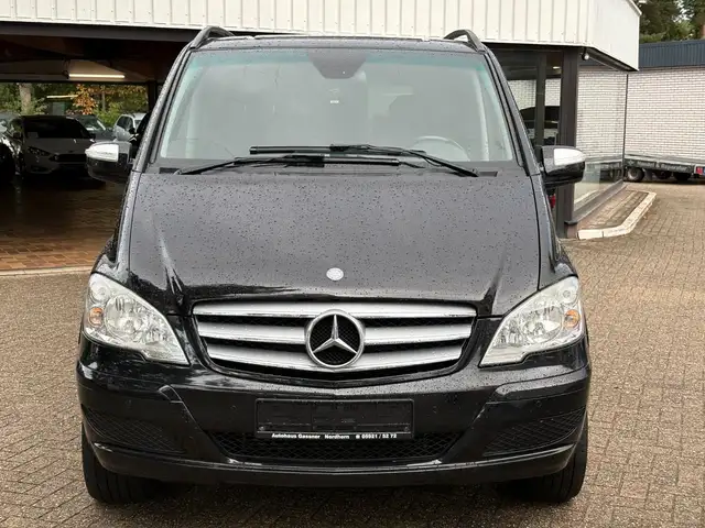 Mercedes-Benz Viano view 3