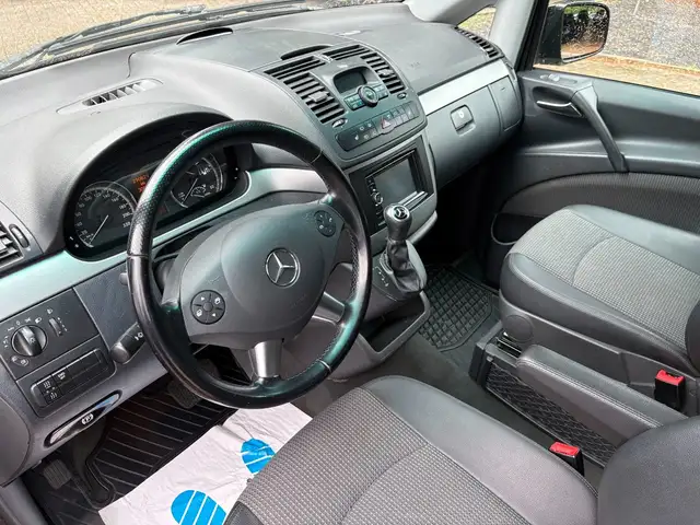 Mercedes-Benz Viano view 8