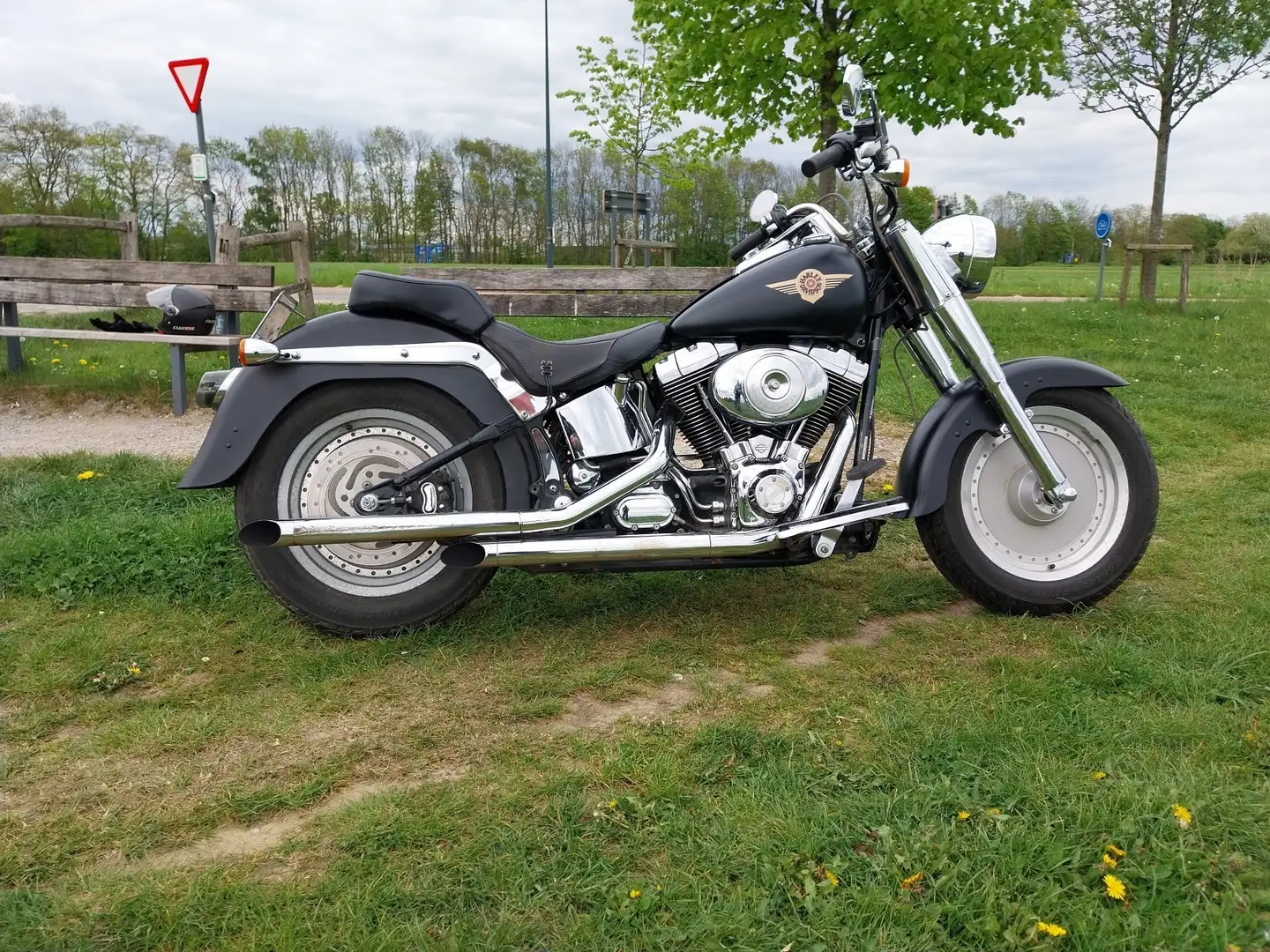 Harley-Davidson Fat Bob Fourche chromé , feu arrière Led , pneu avant neuf Negro - 1