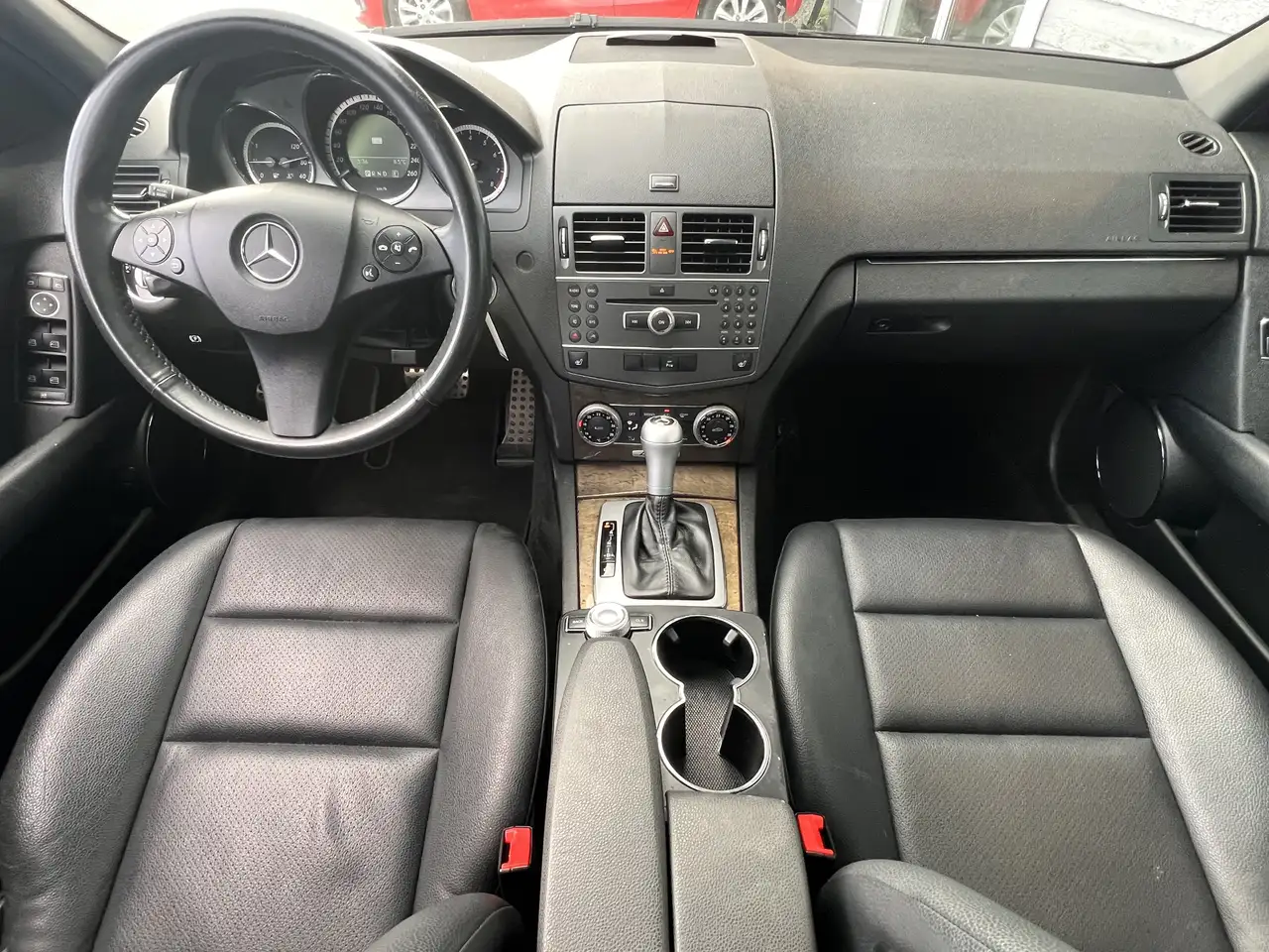 Mercedes-Benz C-Class снимка Mercedes-Benz C-Class