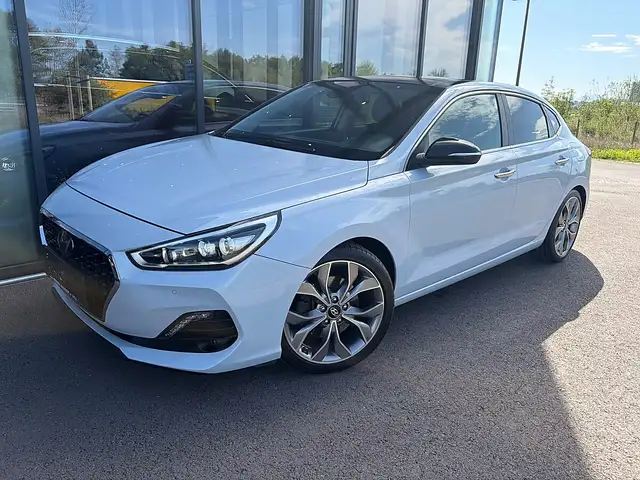 Hyundai i30 Fastback 1.6 CRDi LEVEL 6 / Schiebedach / Sitzl...