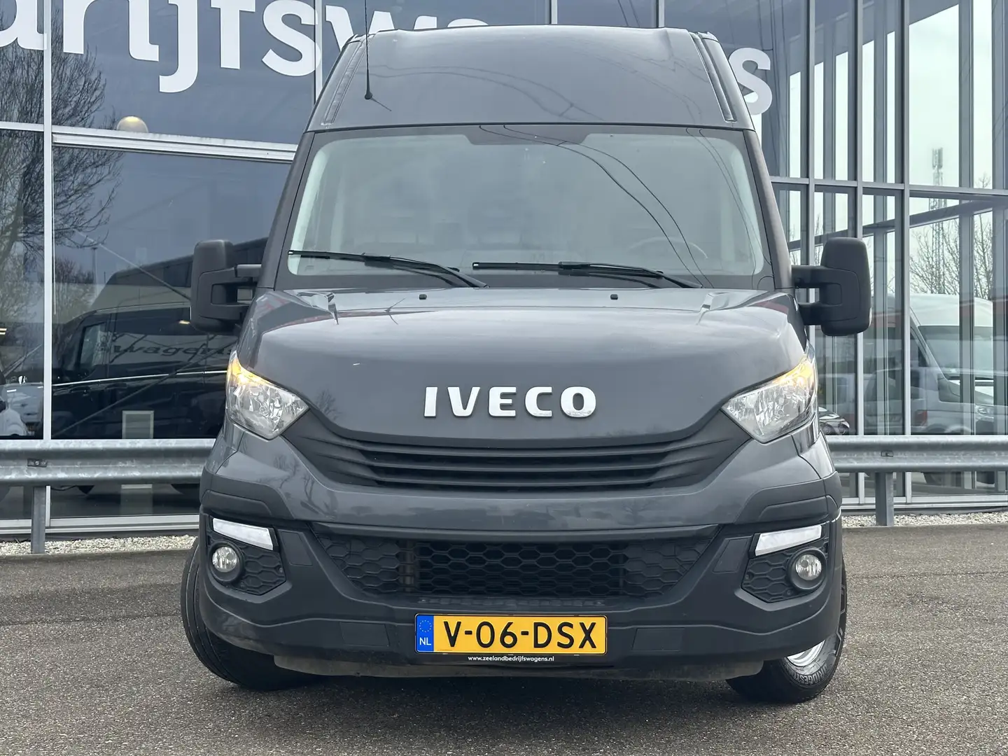Iveco Daily 35C18V 3.0 180pk 352 H2 L | Trekhaak 3.5T | Airco Grijs - 2