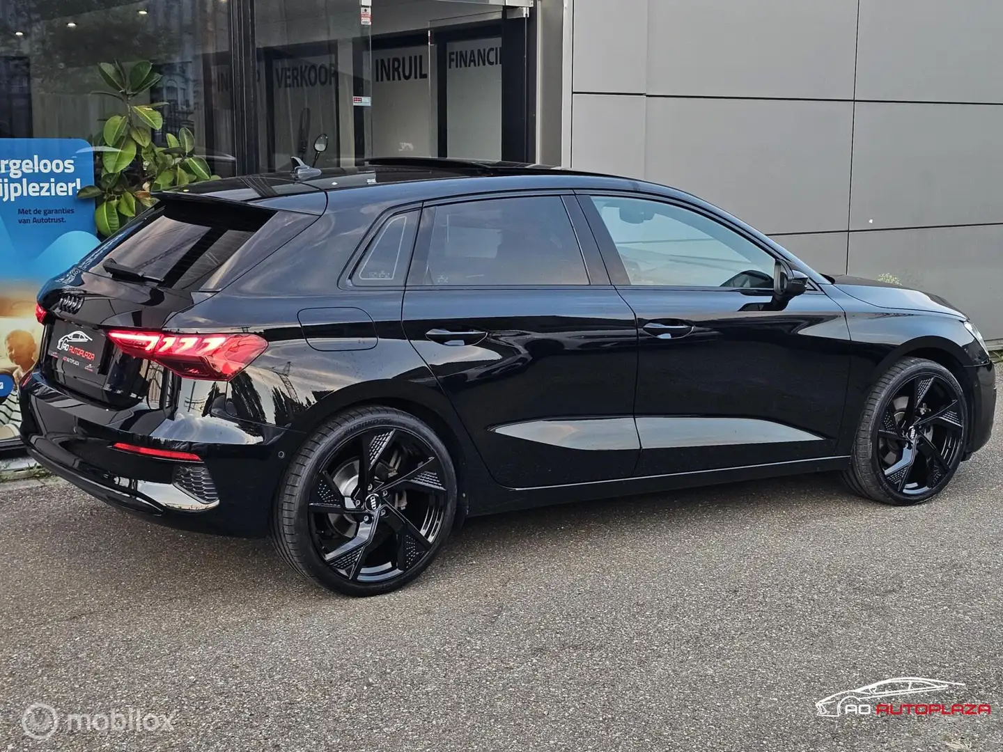 Audi A3 Sportback 35 TFSI S edition Panorama/RS Seats/Sfee Zwart - 2