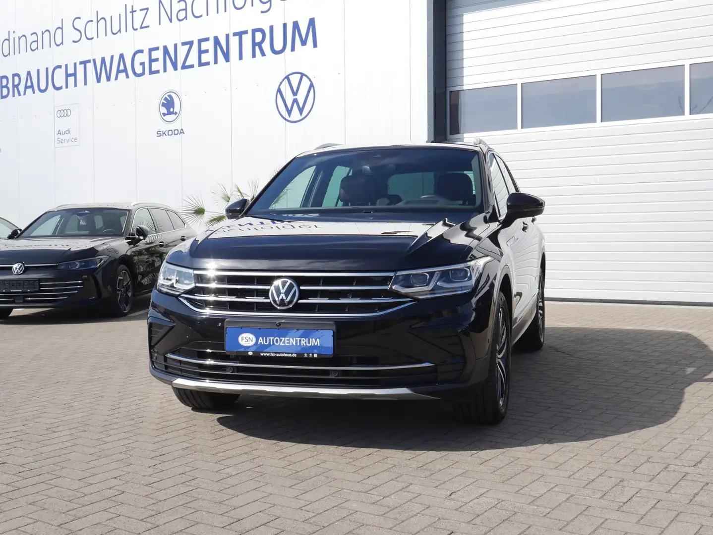 Volkswagen Tiguan 2.0 TDI Elegance 4M DSG AHK NAVI ACC AREAVIEW LED Noir - 2