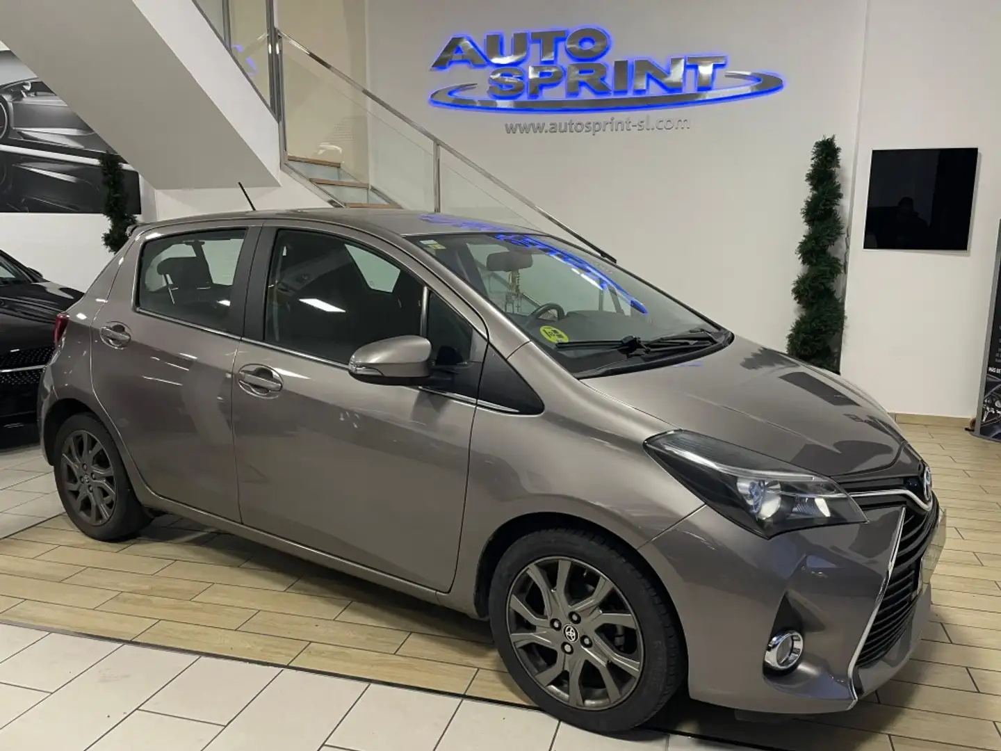 Toyota Yaris 1.4D-4D Advance Grau - 2