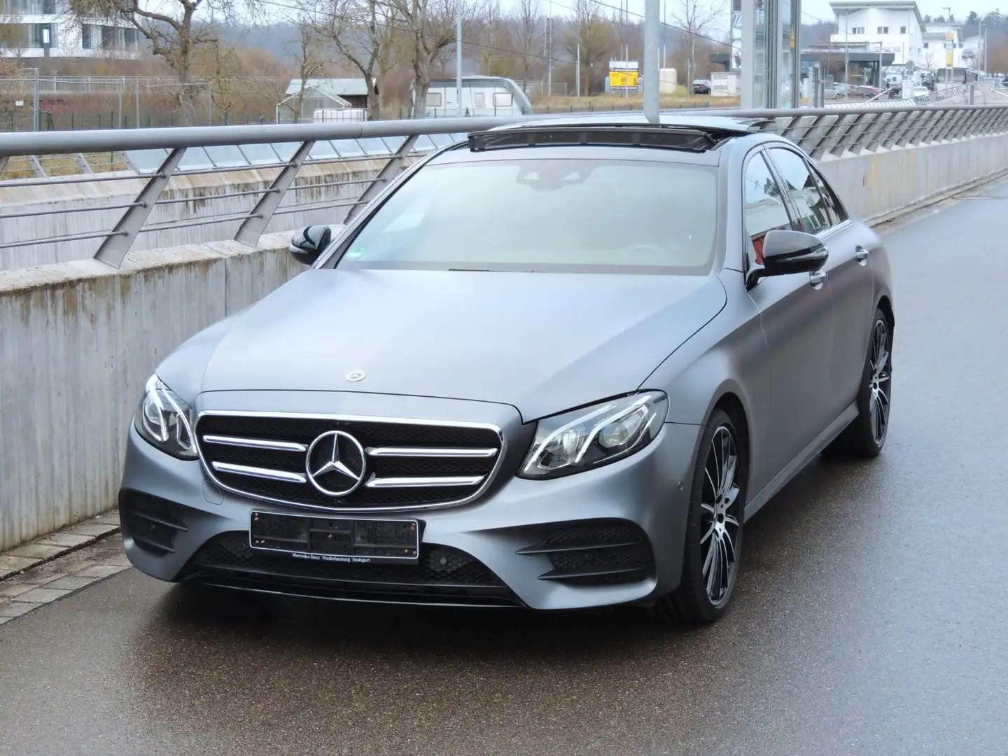 Mercedes-Benz E 350 d 9G AMG Line Panorama Nightpaket Memory Šedá - 2