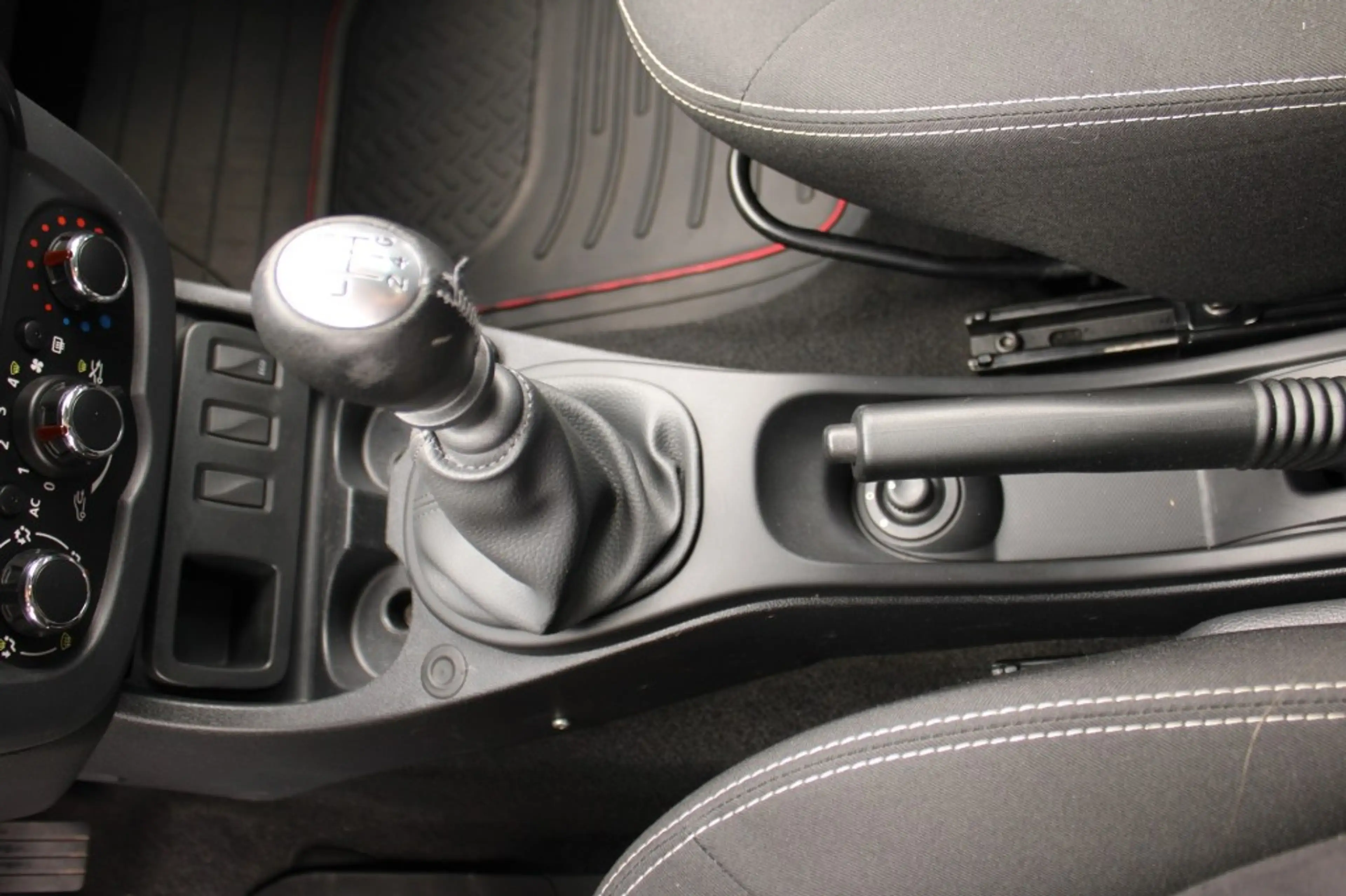 Dacia Duster 1.2 TCe 125pk 4x2 Prestige airco/cruise/navi/trekh — photo 8