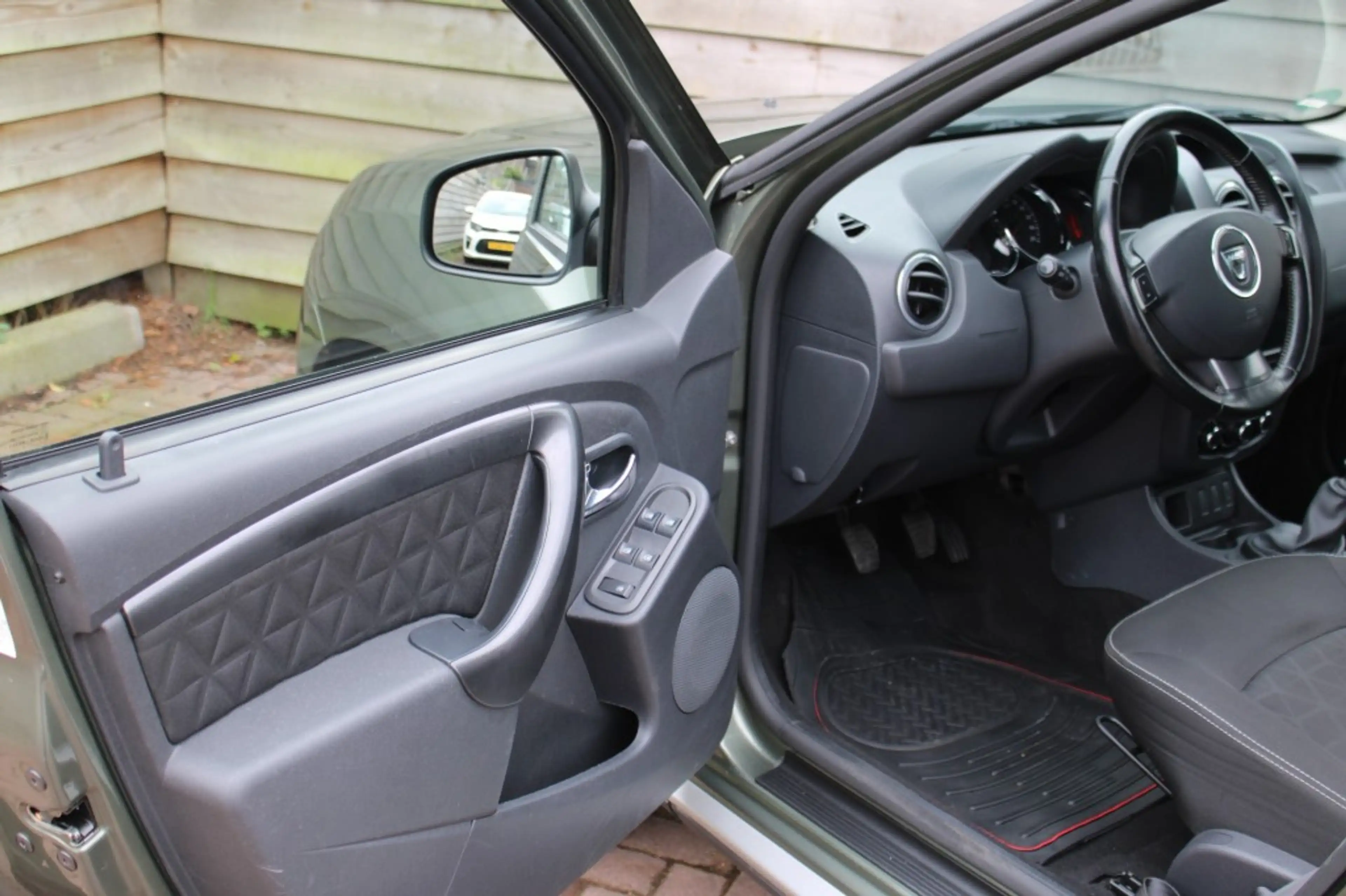 Dacia Duster 1.2 TCe 125pk 4x2 Prestige airco/cruise/navi/trekh — photo 9