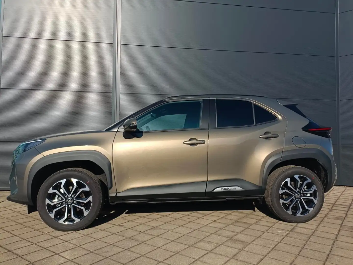 Toyota Yaris Cross 1,5 VVT-i Hybrid Active Drive AWD-i Aut. Brun - 2