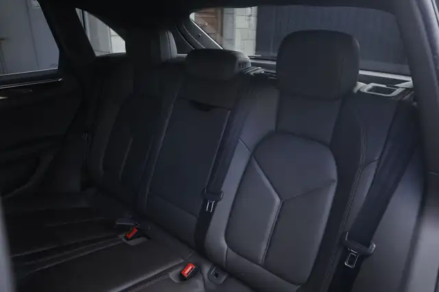 Porsche Macan view 3