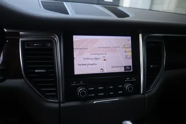 Porsche Macan view 21