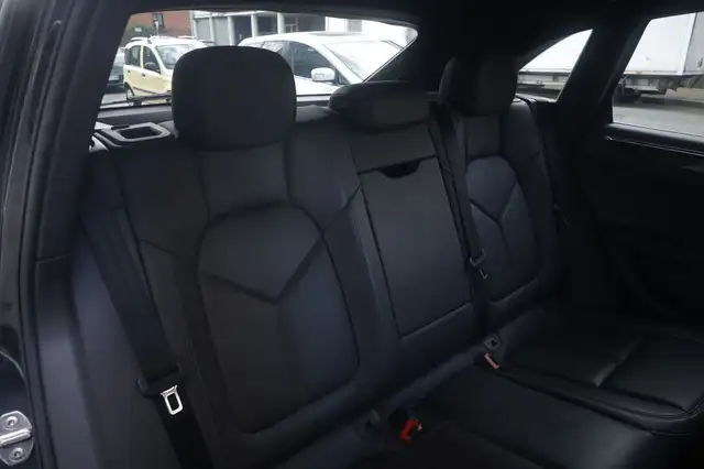 Porsche Macan view 14
