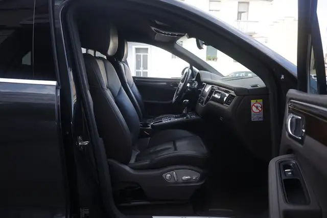 Porsche Macan view 12