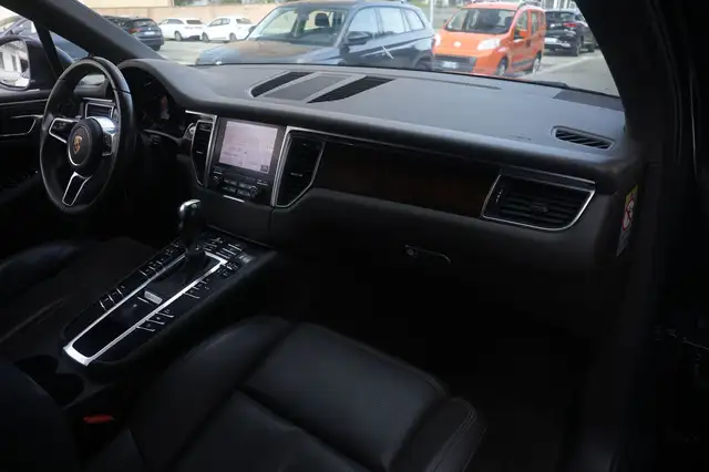 Porsche Macan view 10