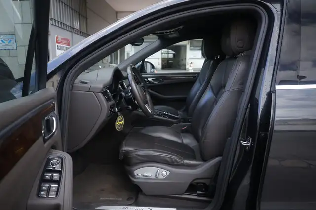 Porsche Macan view 18
