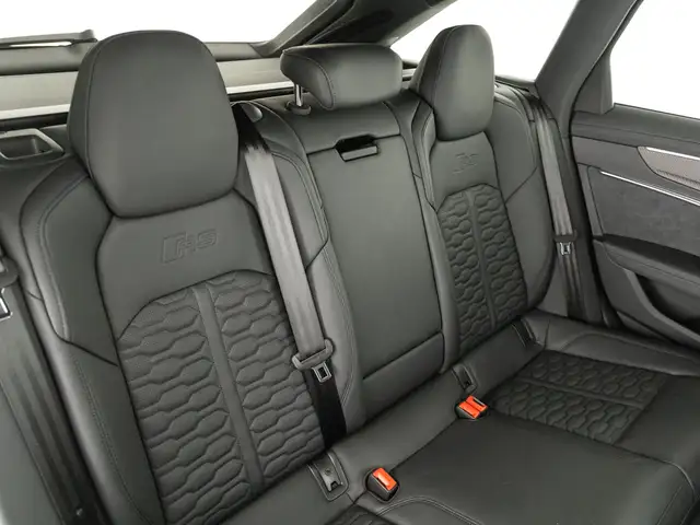 Audi RS6 Avant view 10