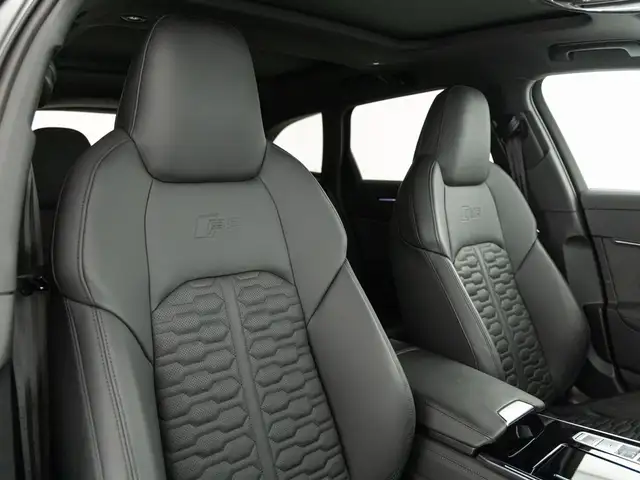 Audi RS6 Avant view 9