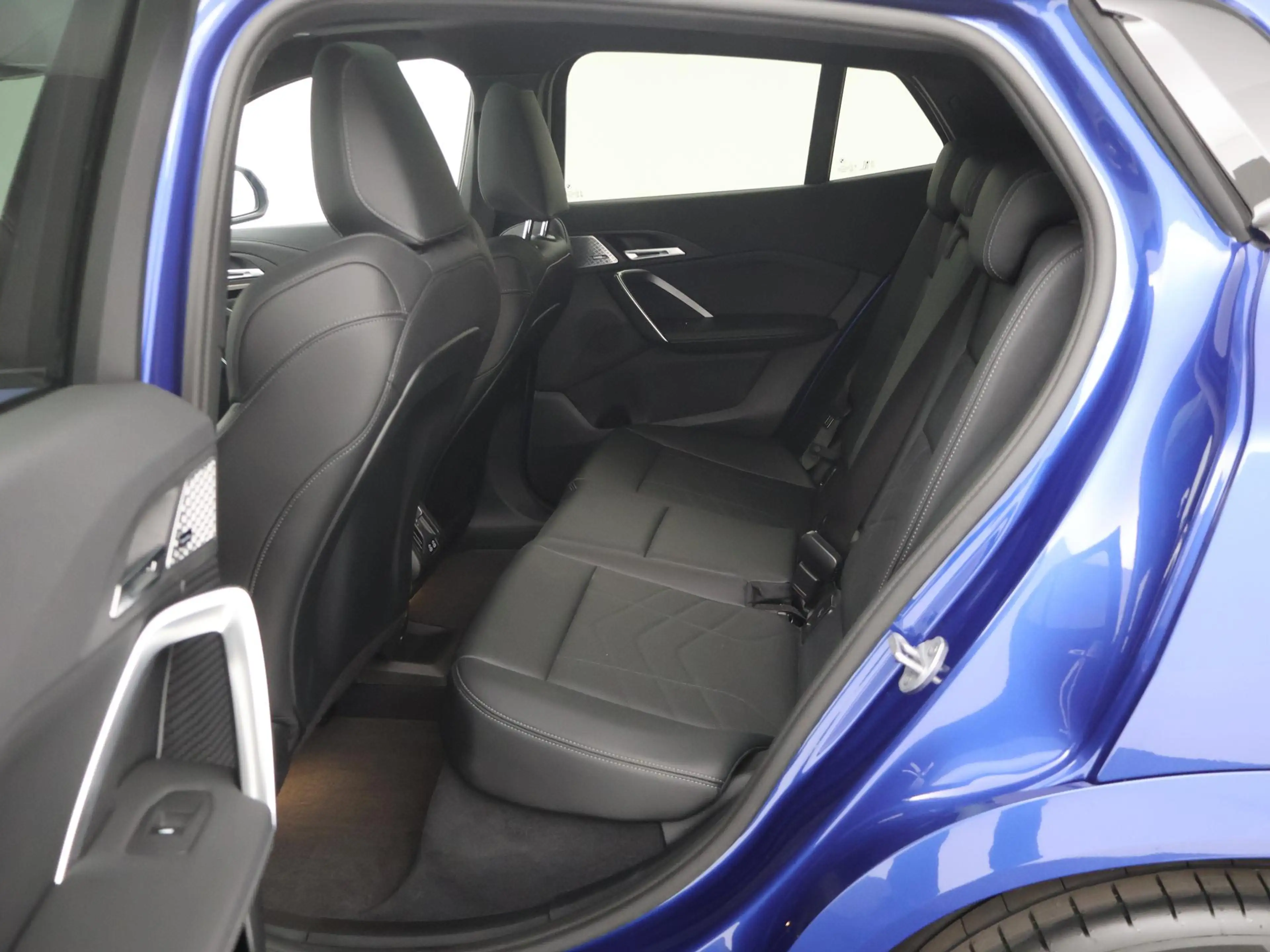 BMW iX2 eDrive20 67 kWh M Sport Edition PANODAK|MEMORYSTOE — photo 11