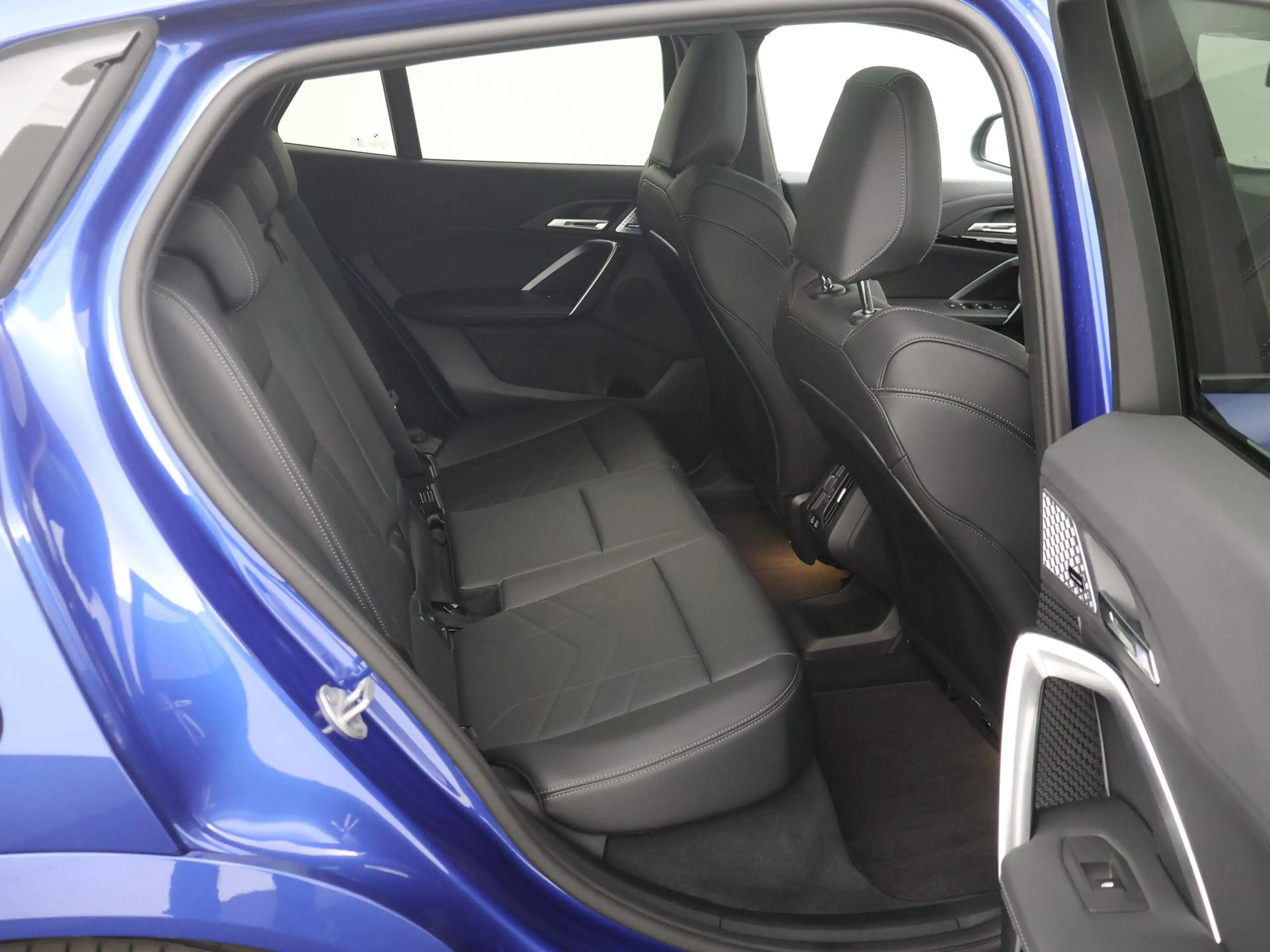 BMW iX2 eDrive20 67 kWh M Sport Edition PANODAK|MEMORYSTOE — photo 19