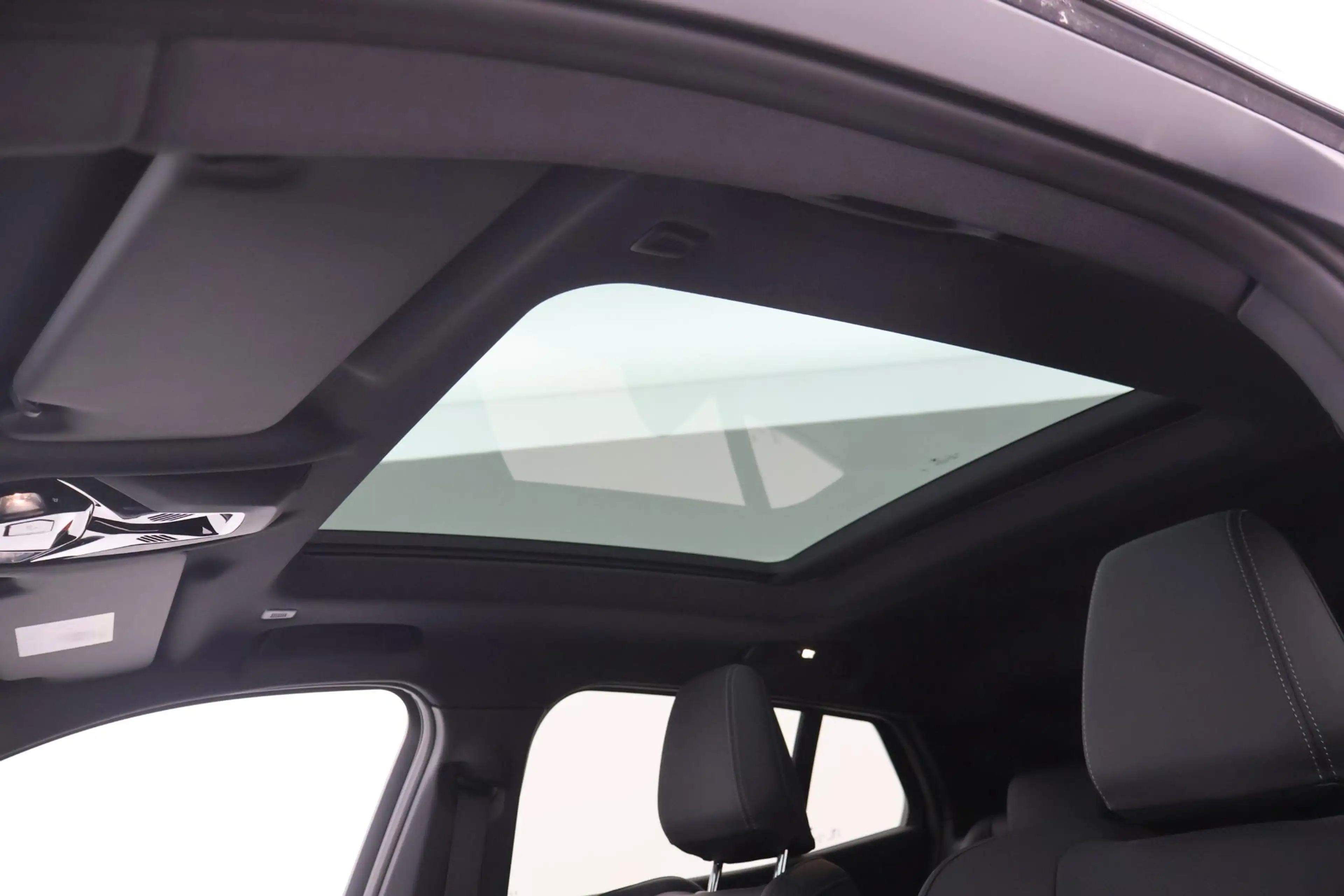 BMW iX2 eDrive20 67 kWh M Sport Edition PANODAK|MEMORYSTOE — photo 15
