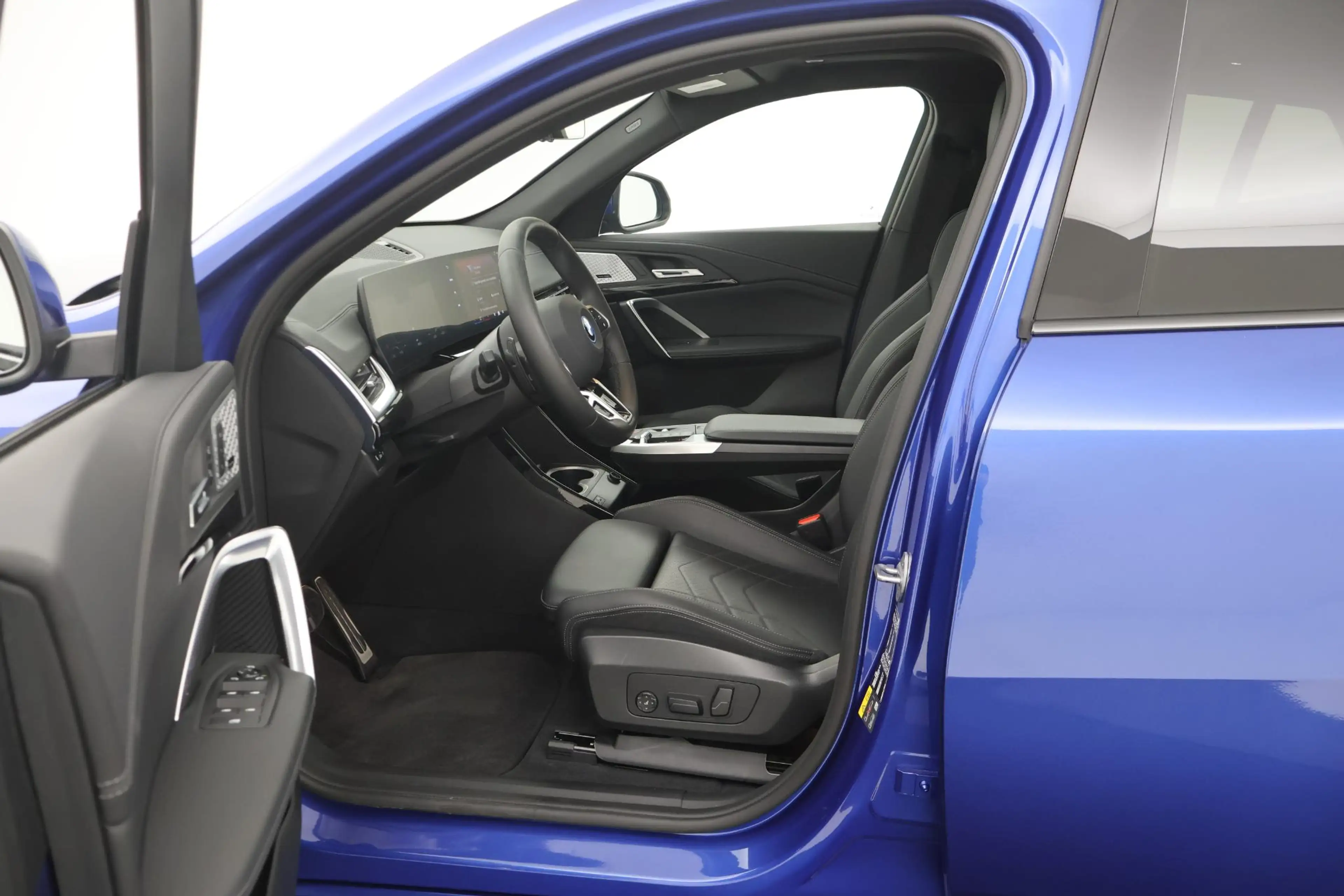 BMW iX2 eDrive20 67 kWh M Sport Edition PANODAK|MEMORYSTOE — photo 10