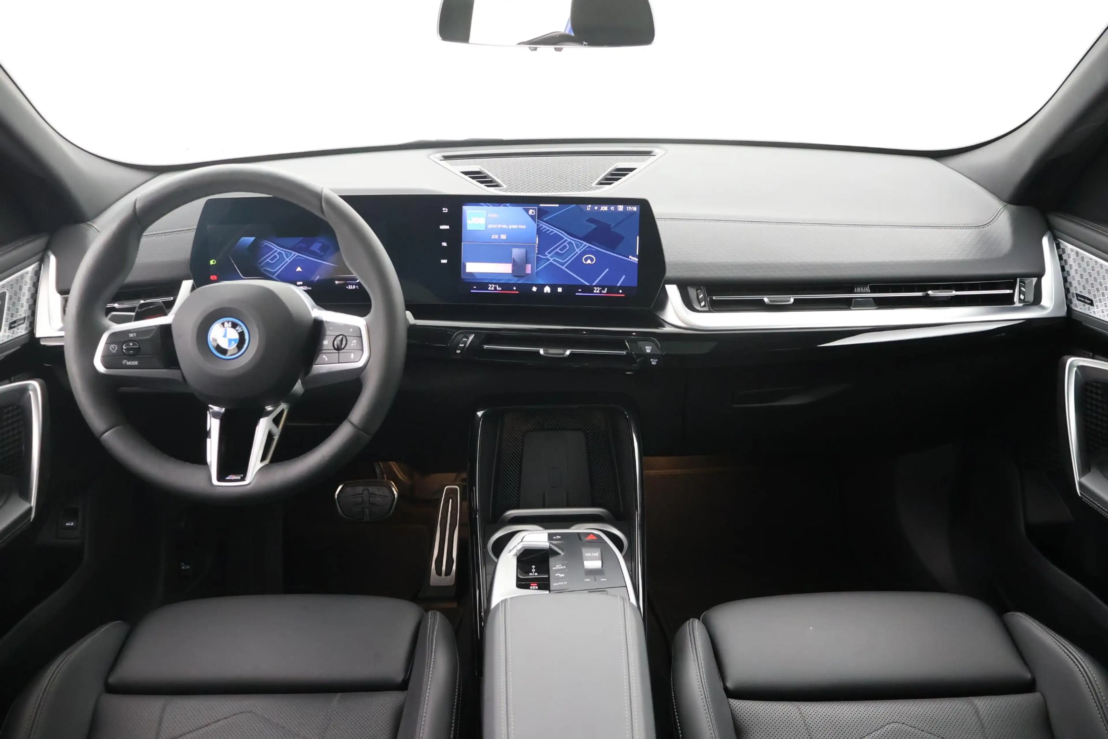 BMW iX2 eDrive20 67 kWh M Sport Edition PANODAK|MEMORYSTOE — photo 2