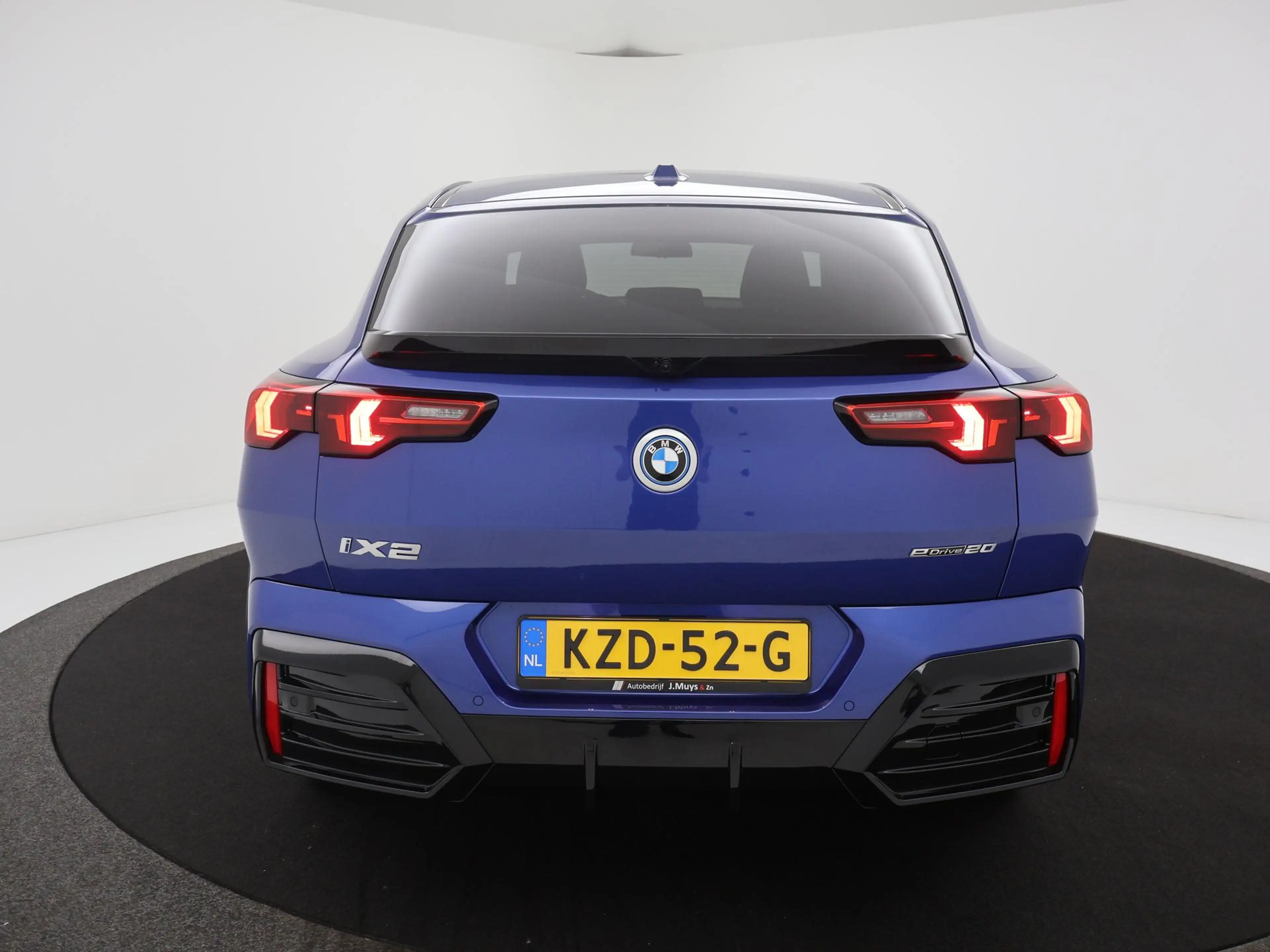 BMW iX2 eDrive20 67 kWh M Sport Edition PANODAK|MEMORYSTOE — photo 7