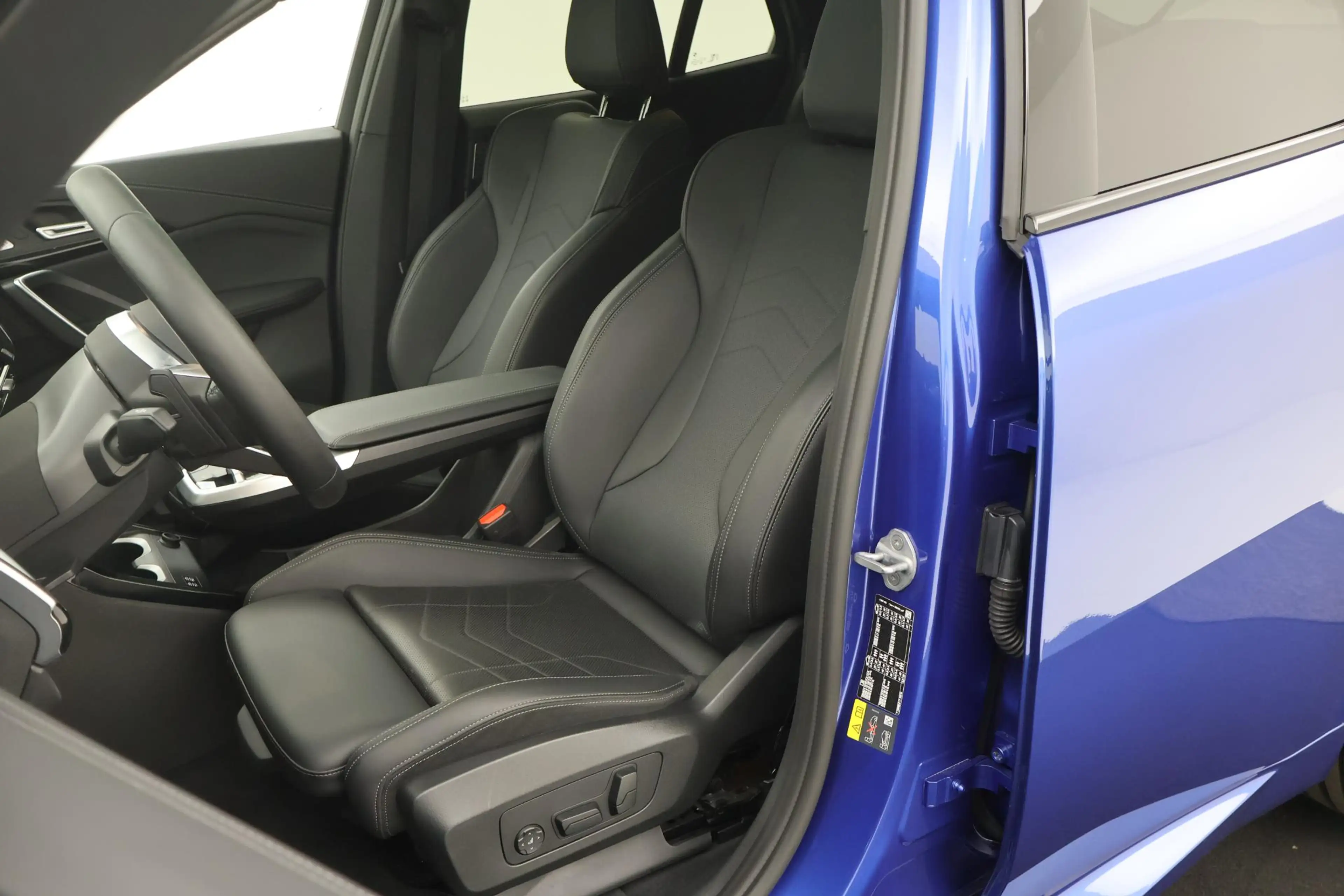 BMW iX2 eDrive20 67 kWh M Sport Edition PANODAK|MEMORYSTOE — photo 25