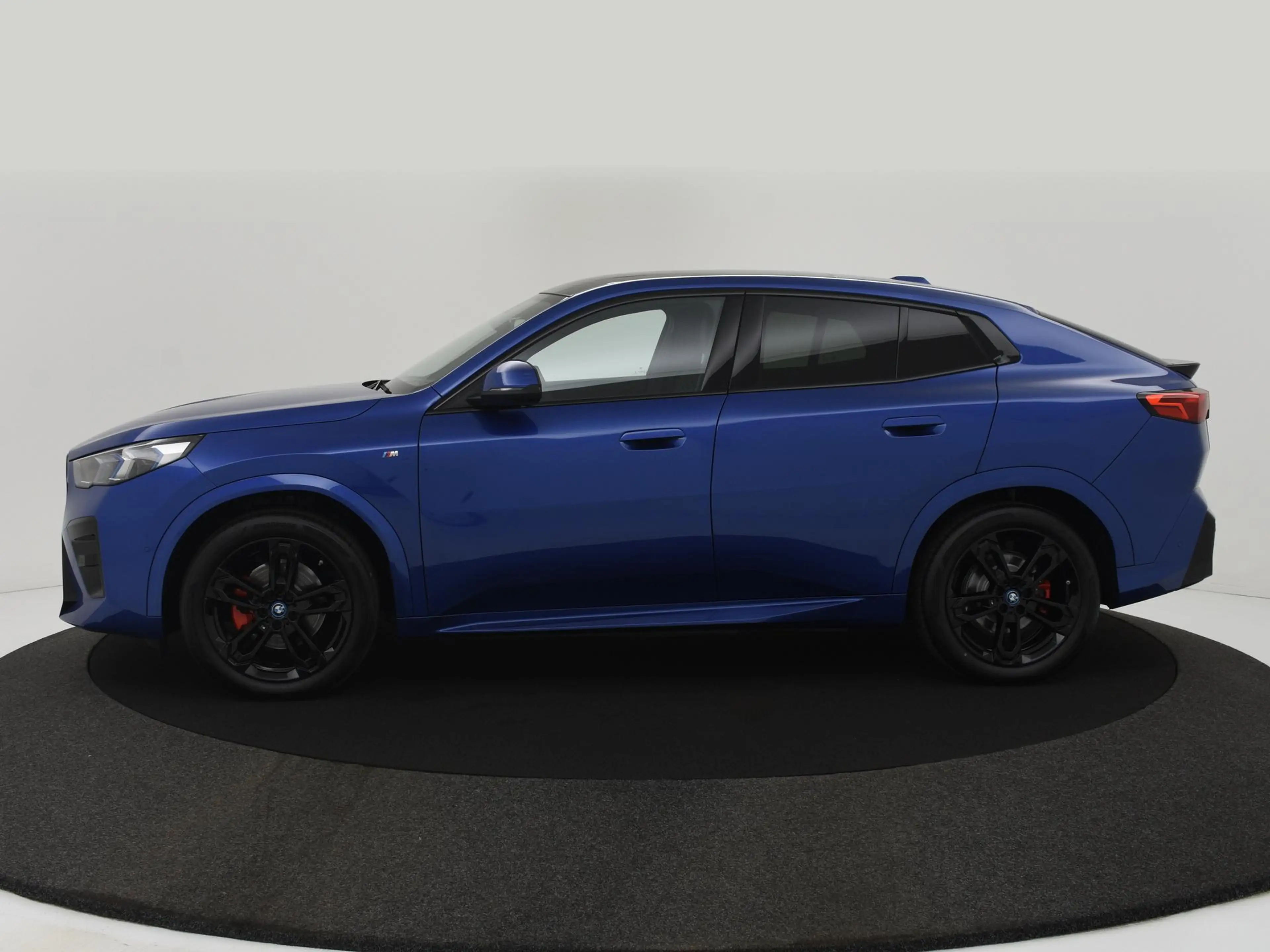 BMW iX2 eDrive20 67 kWh M Sport Edition PANODAK|MEMORYSTOE — photo 3