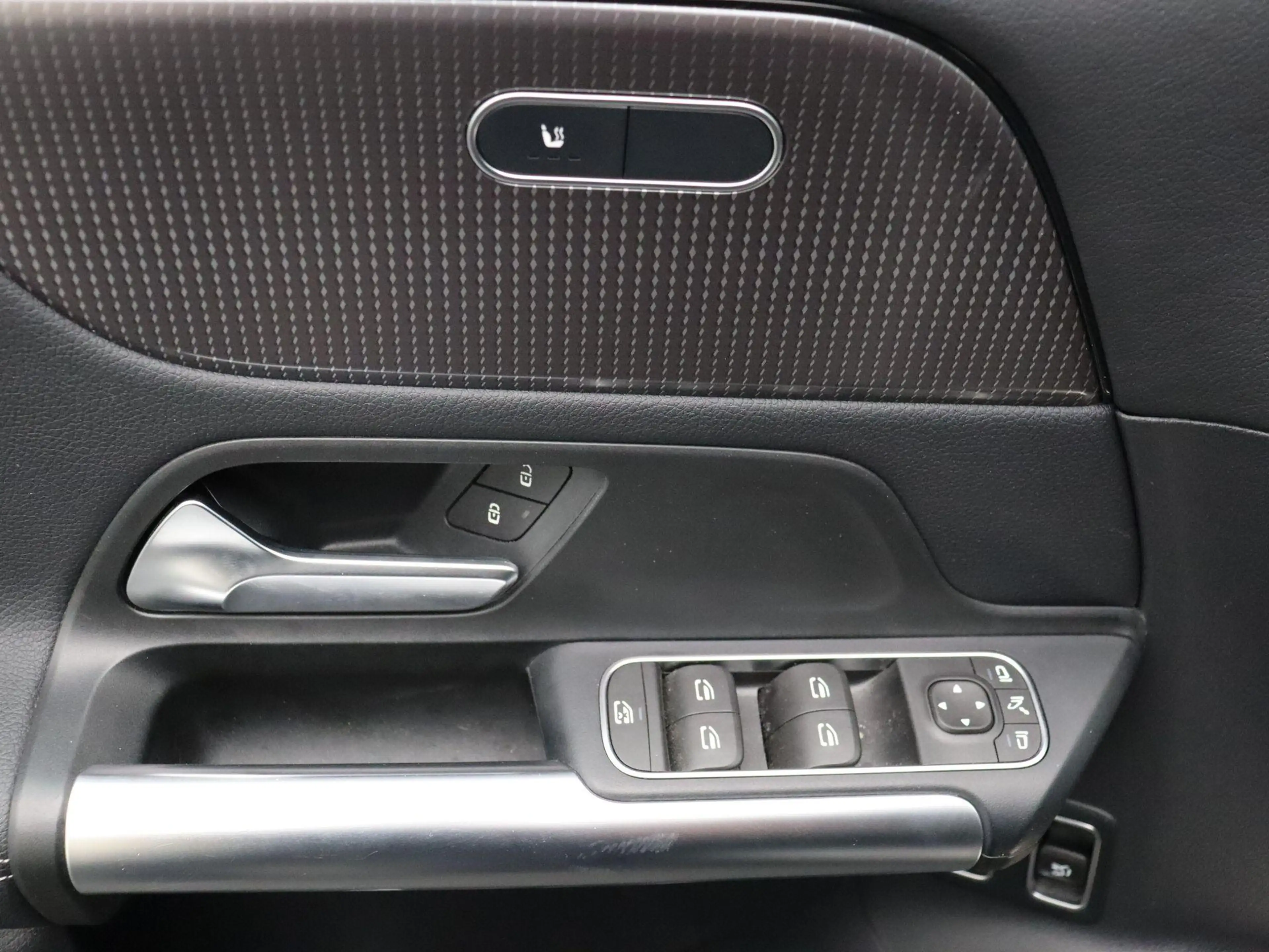 Mercedes-Benz GLA 250 e Luxury Line + LEDER + CARPLAY + 1Y USED GARANTIE — photo 8