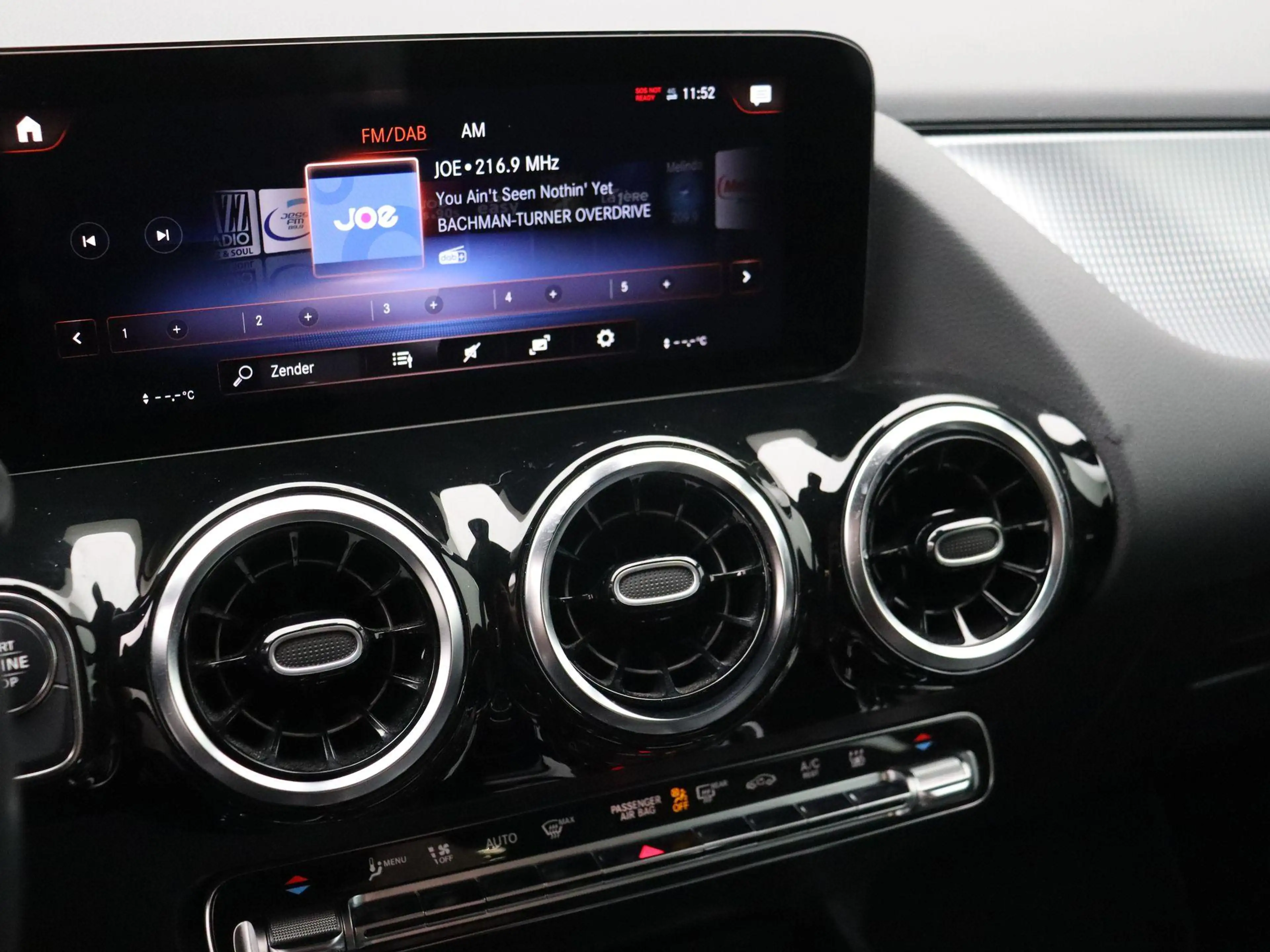 Mercedes-Benz GLA 250 e Luxury Line + LEDER + CARPLAY + 1Y USED GARANTIE — photo 11