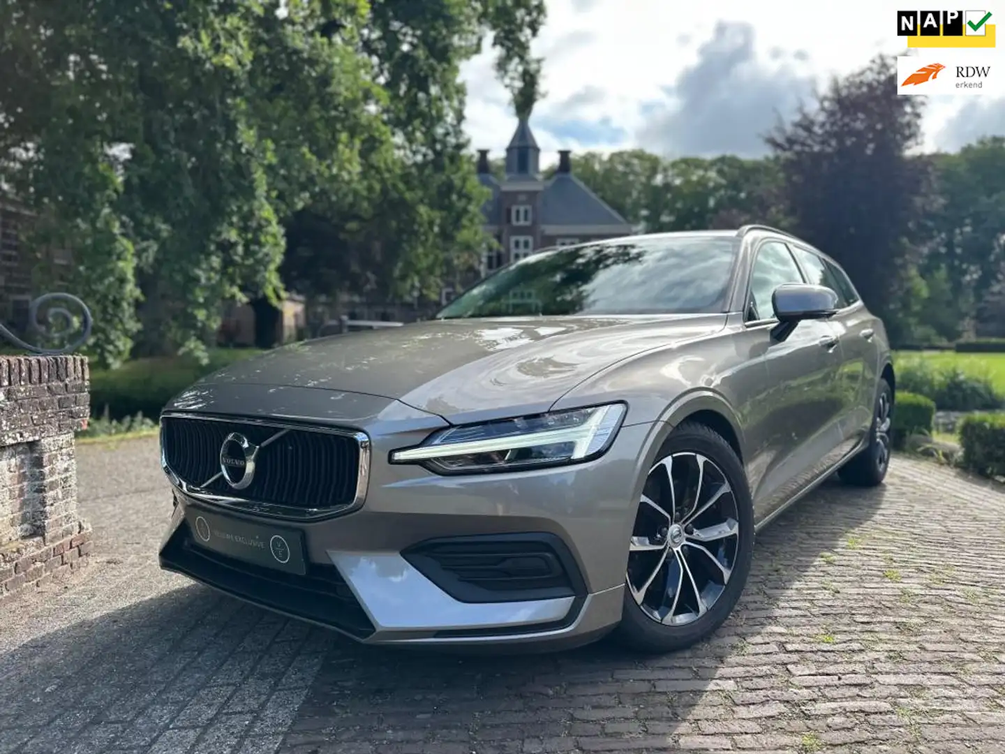 Volvo V60 2.0 B3 Momentum | Camera | Leder | Bliss | Pilot | Grijs - 1