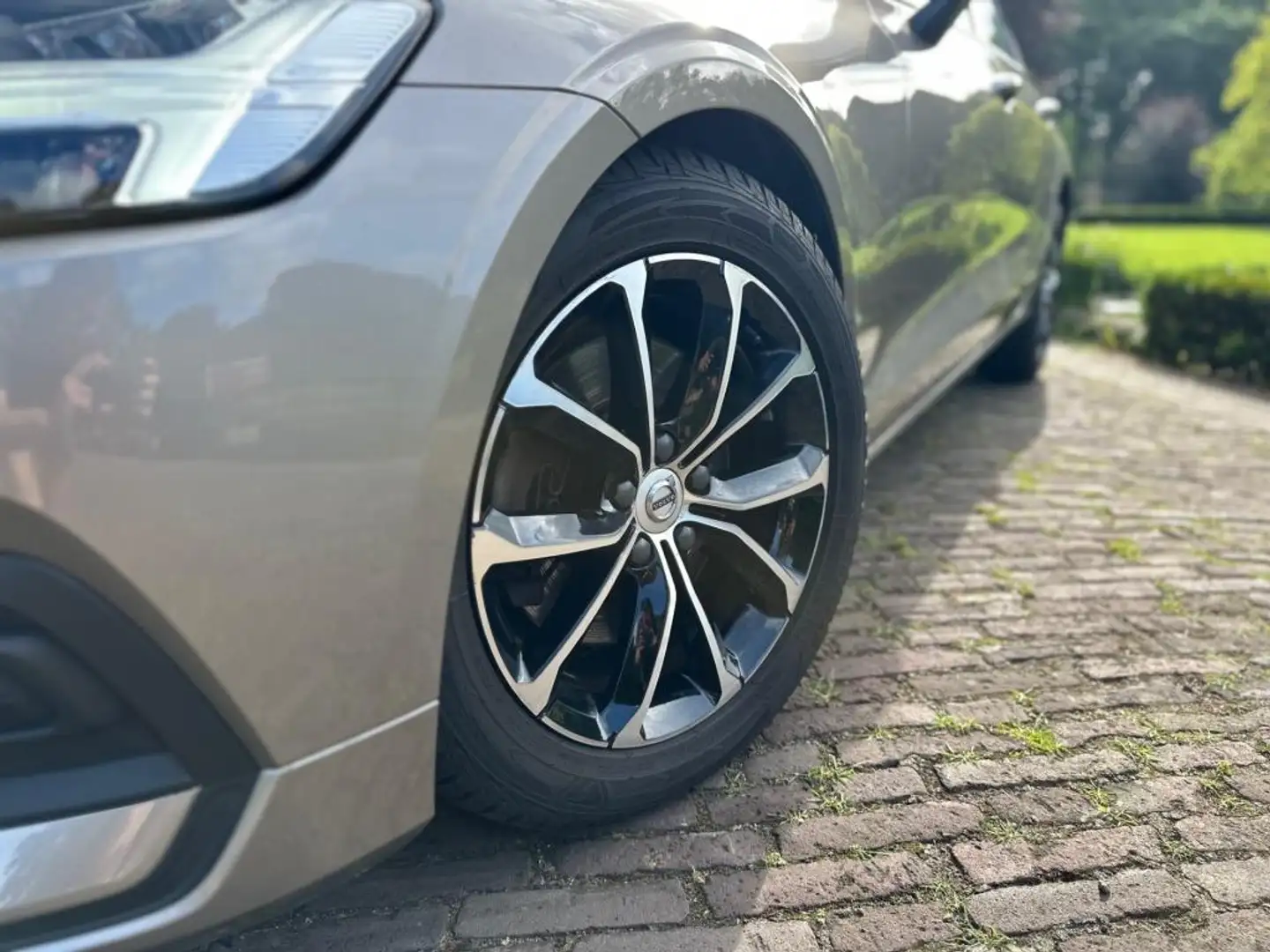 Volvo V60 2.0 B3 Momentum | Camera | Leder | Bliss | Pilot | Grijs - 2