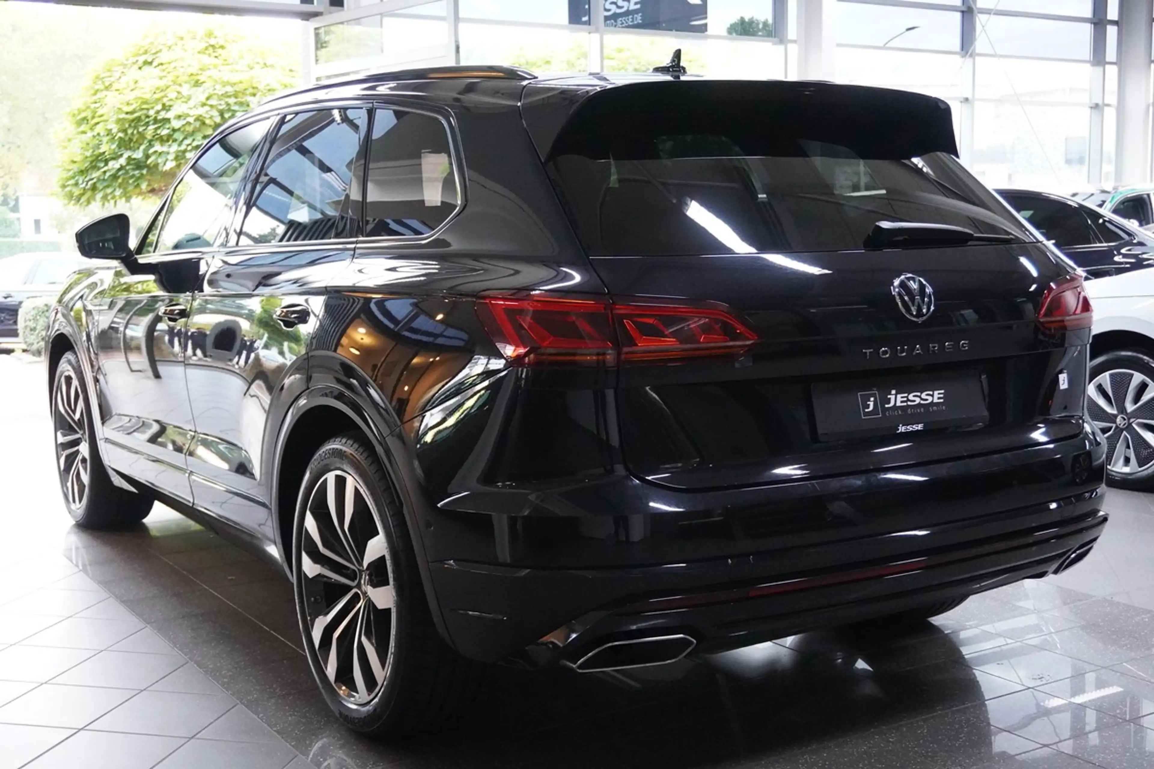 Volkswagen Touareg 3.0 TDI 4M R-Line Matrix Pano Luft Allradlenkung — photo 9