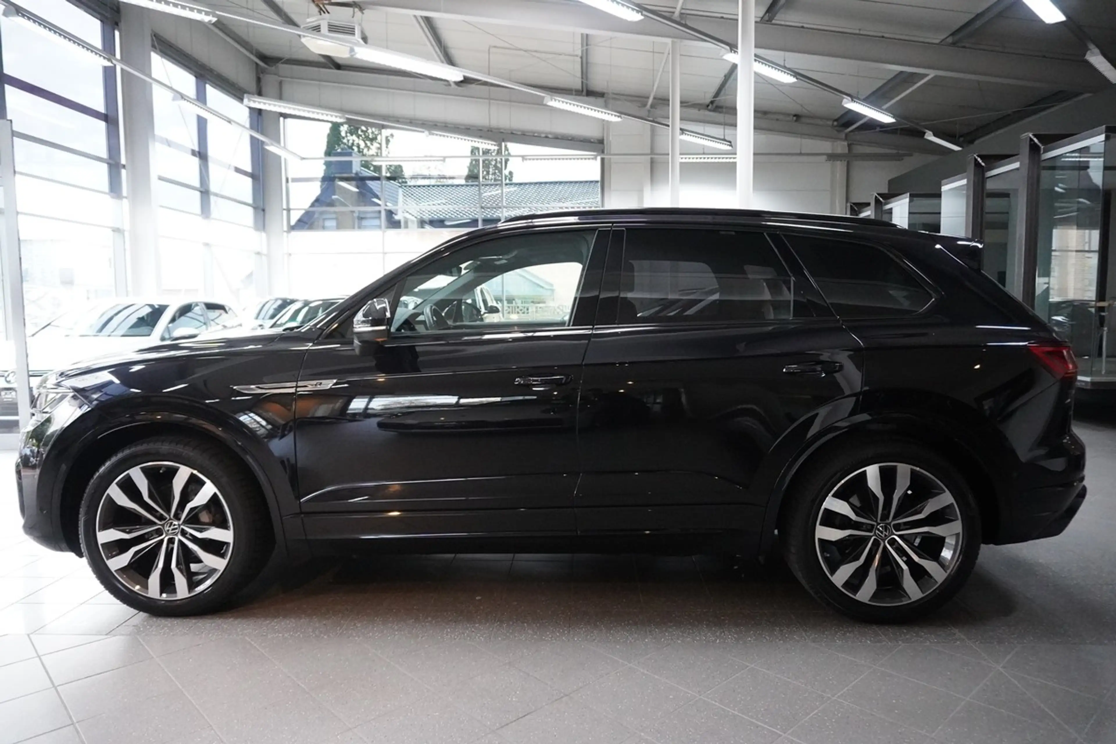 Volkswagen Touareg 3.0 TDI 4M R-Line Matrix Pano Luft Allradlenkung — photo 11