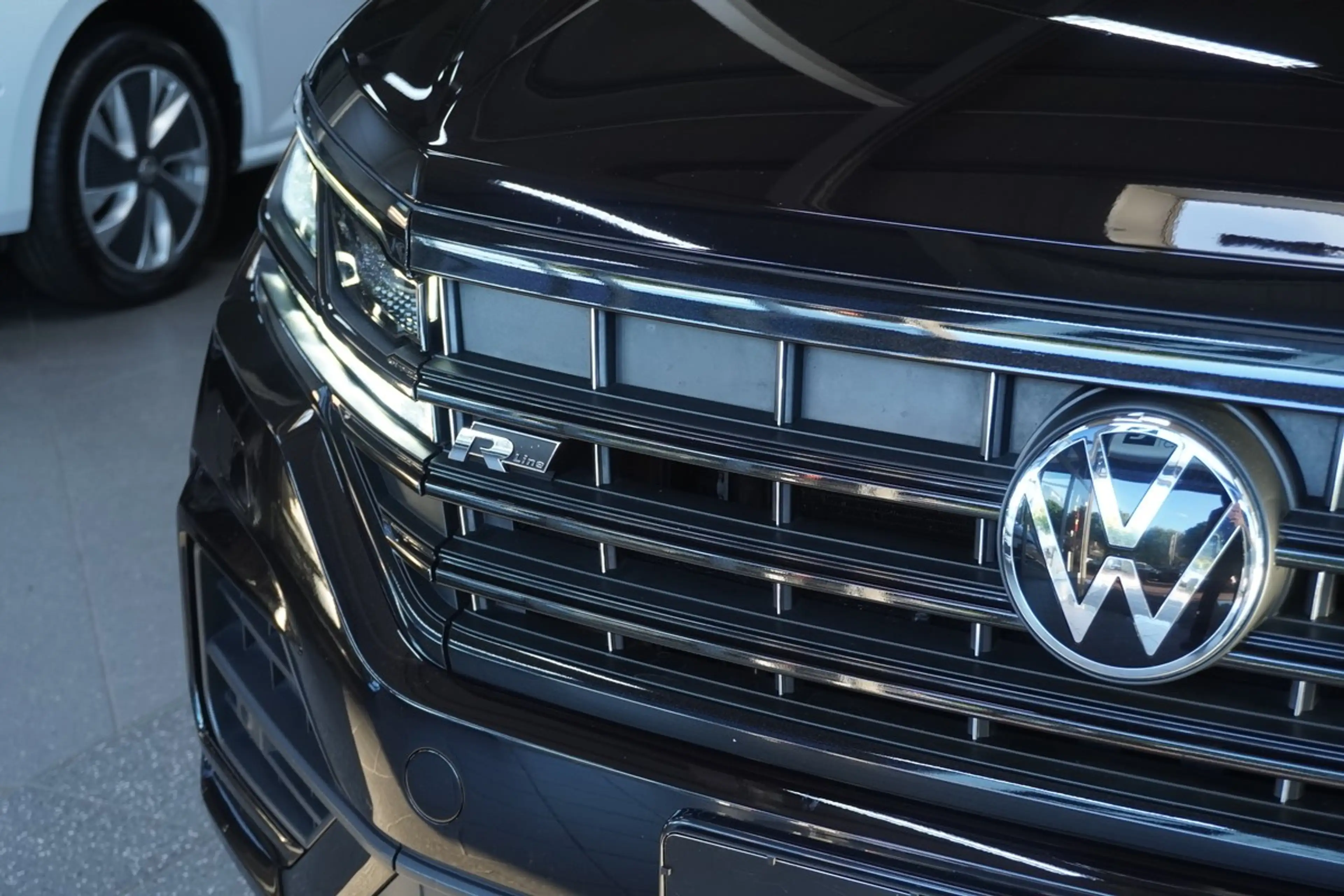 Volkswagen Touareg 3.0 TDI 4M R-Line Matrix Pano Luft Allradlenkung — photo 2