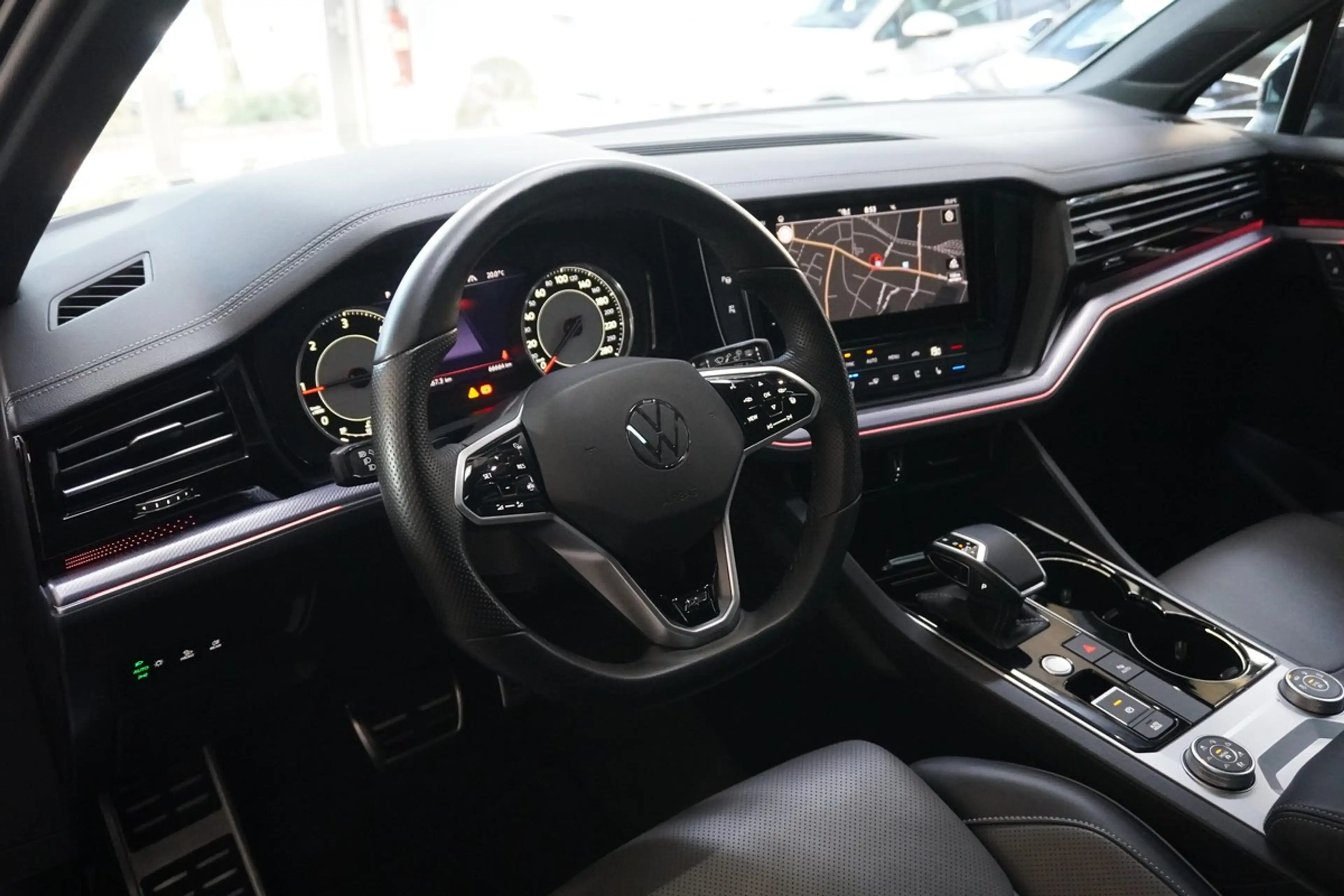 Volkswagen Touareg 3.0 TDI 4M R-Line Matrix Pano Luft Allradlenkung — photo 14