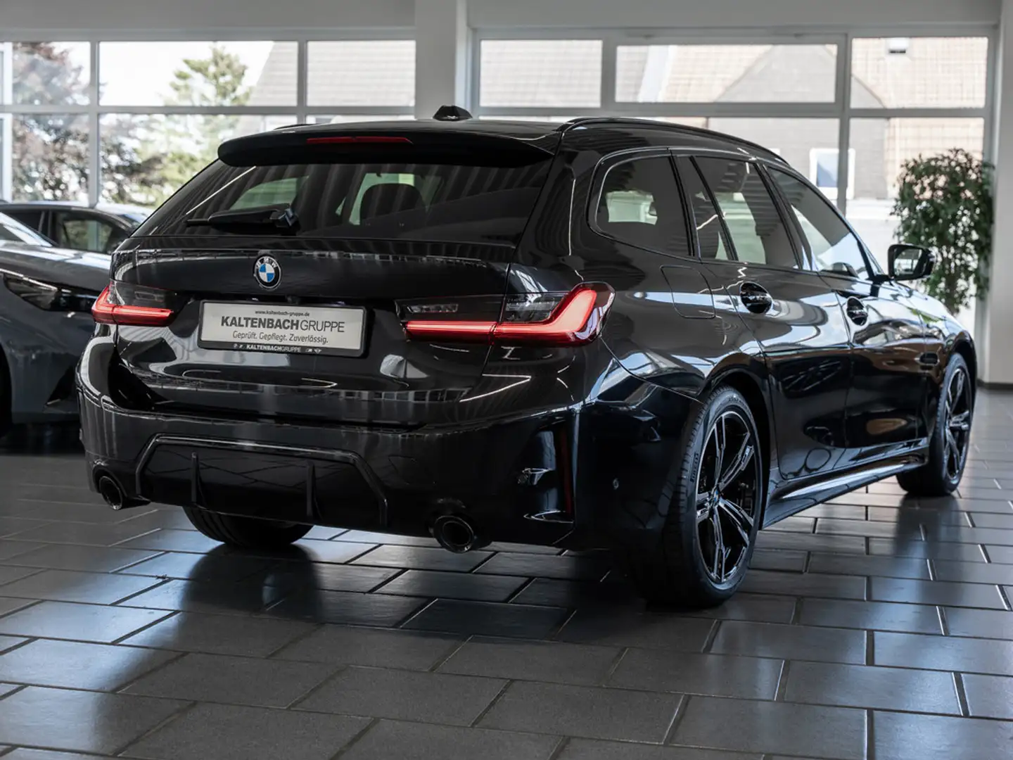 BMW 320 i Touring M-Sport FACEL. PANO HUD 360° LED Noir - 2