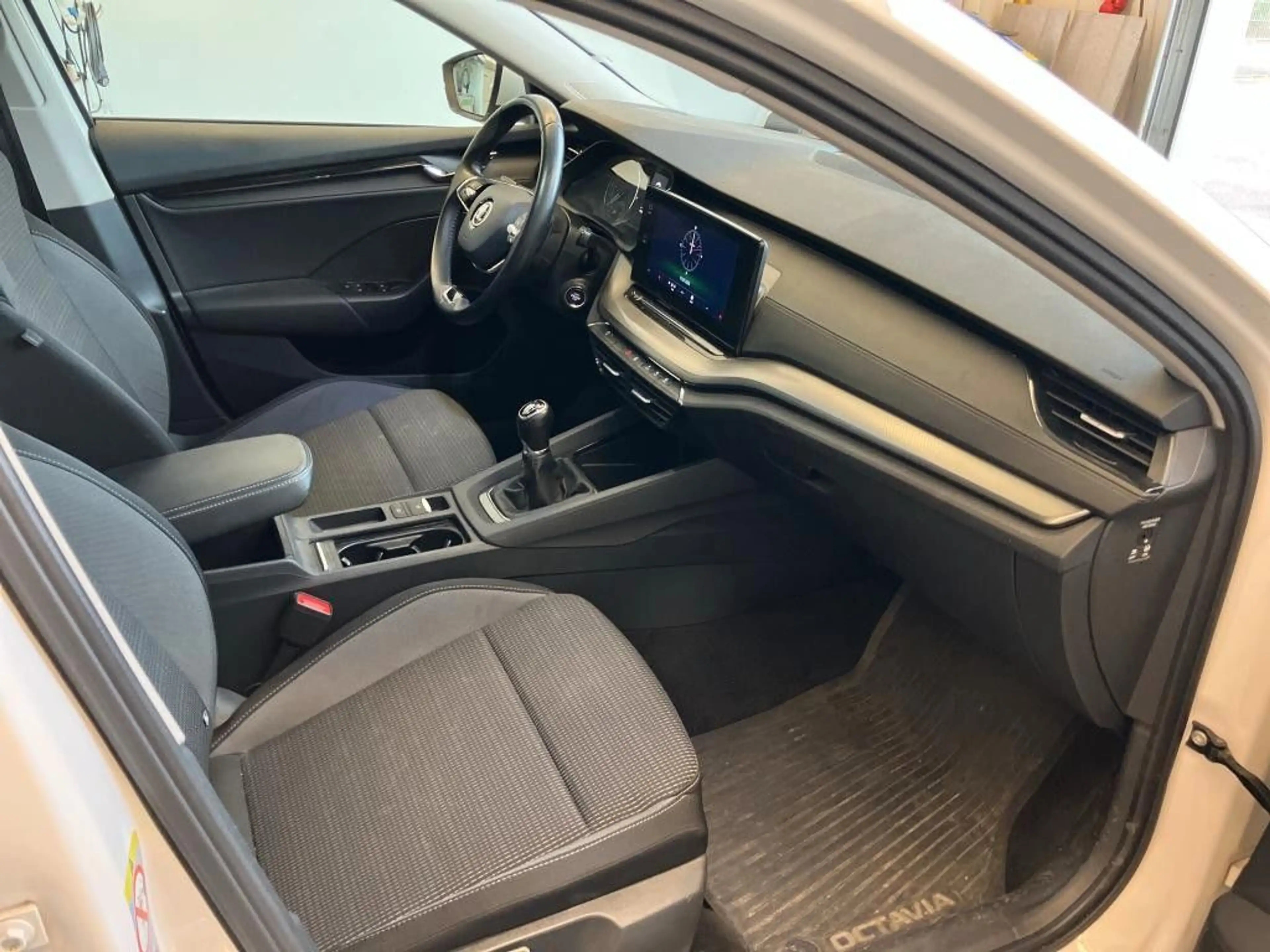 Skoda Octavia Combi Ambition 2.0TDI AHK LED PDC — photo 5