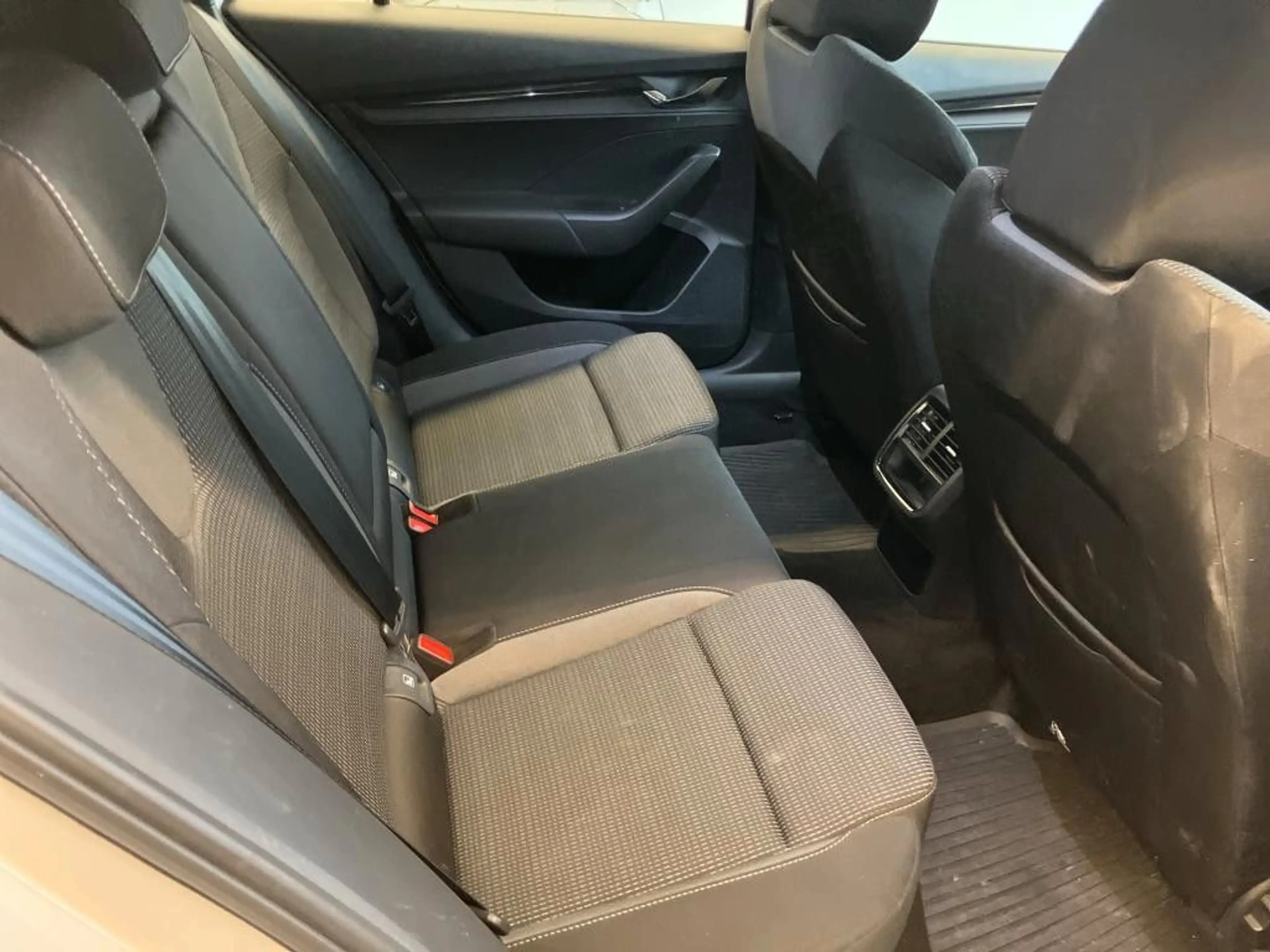 Skoda Octavia Combi Ambition 2.0TDI AHK LED PDC — photo 6