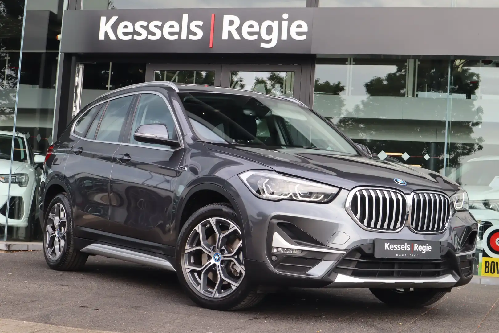 BMW X1 xDrive25e X-line Panoramadak Led Navi HuD Camera Grijs - 1