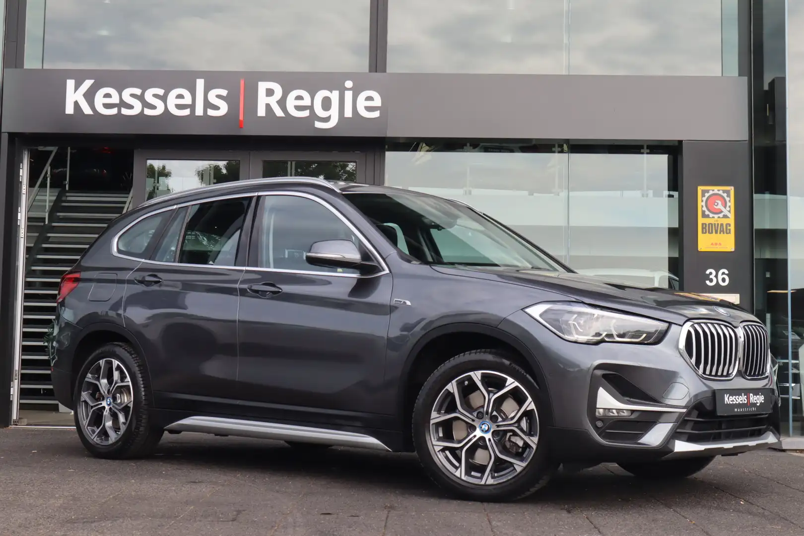 BMW X1 xDrive25e X-line Panoramadak Led Navi HuD Camera Grijs - 2