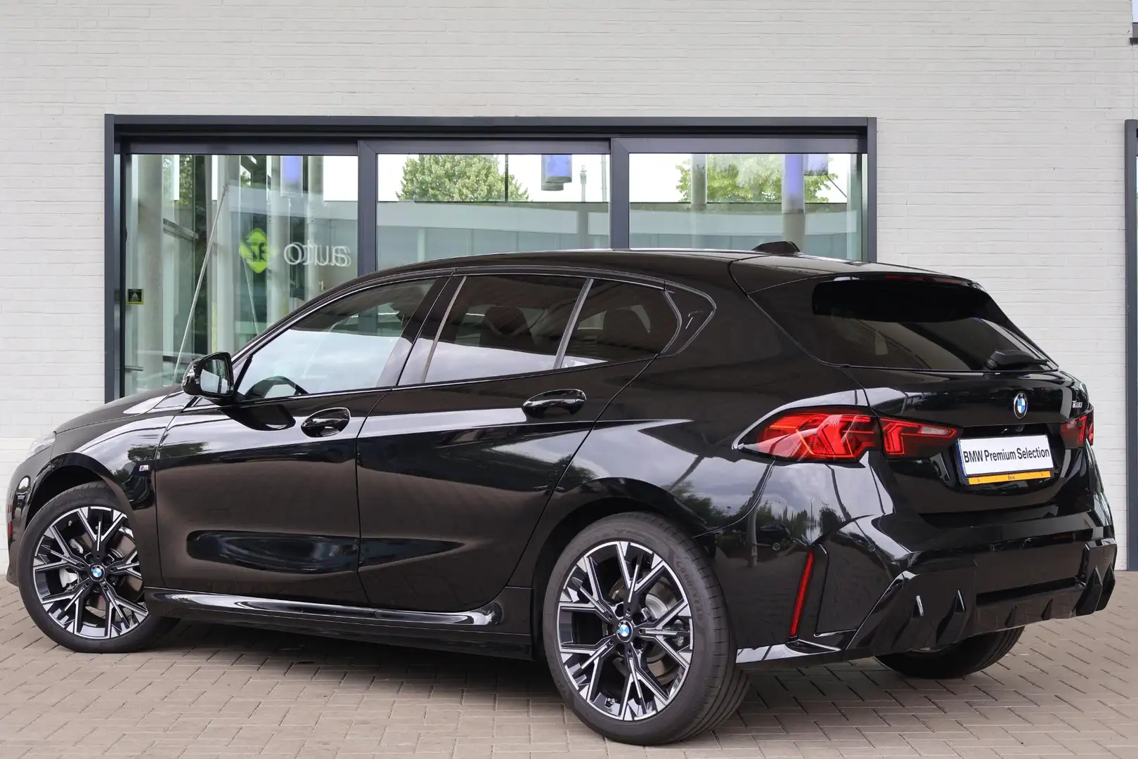 BMW 120 1 Serie 5-deurs | M Sport Design Edition | Premium Zwart - 2