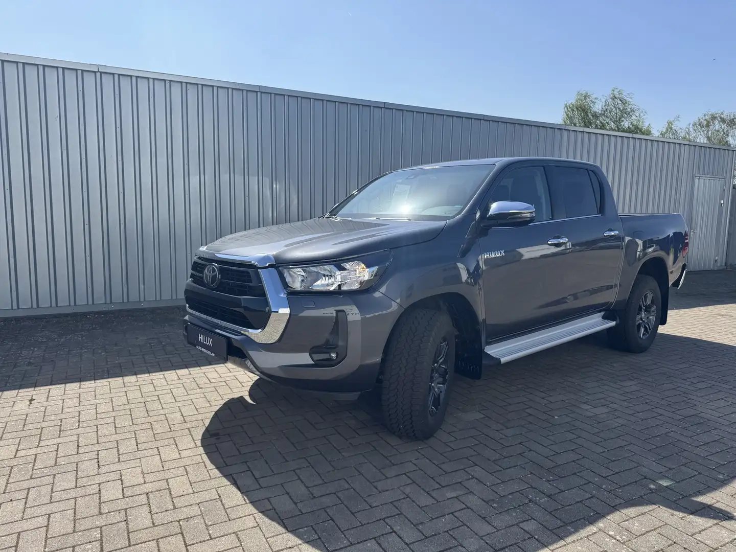 Toyota Hilux Double Cab 2.4 l D-4D 6-AT Comfort 4x4 Grau - 1