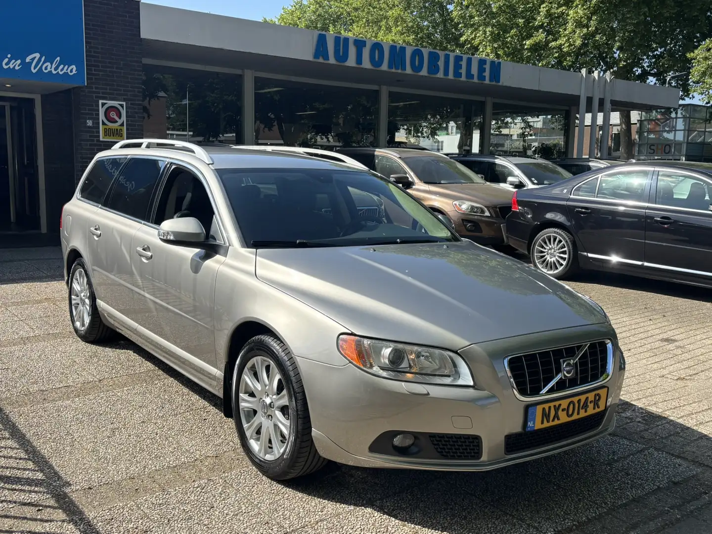 Volvo V70 2.5T 200pk Aut Summum BTW voordeel €750,- Beige - 1